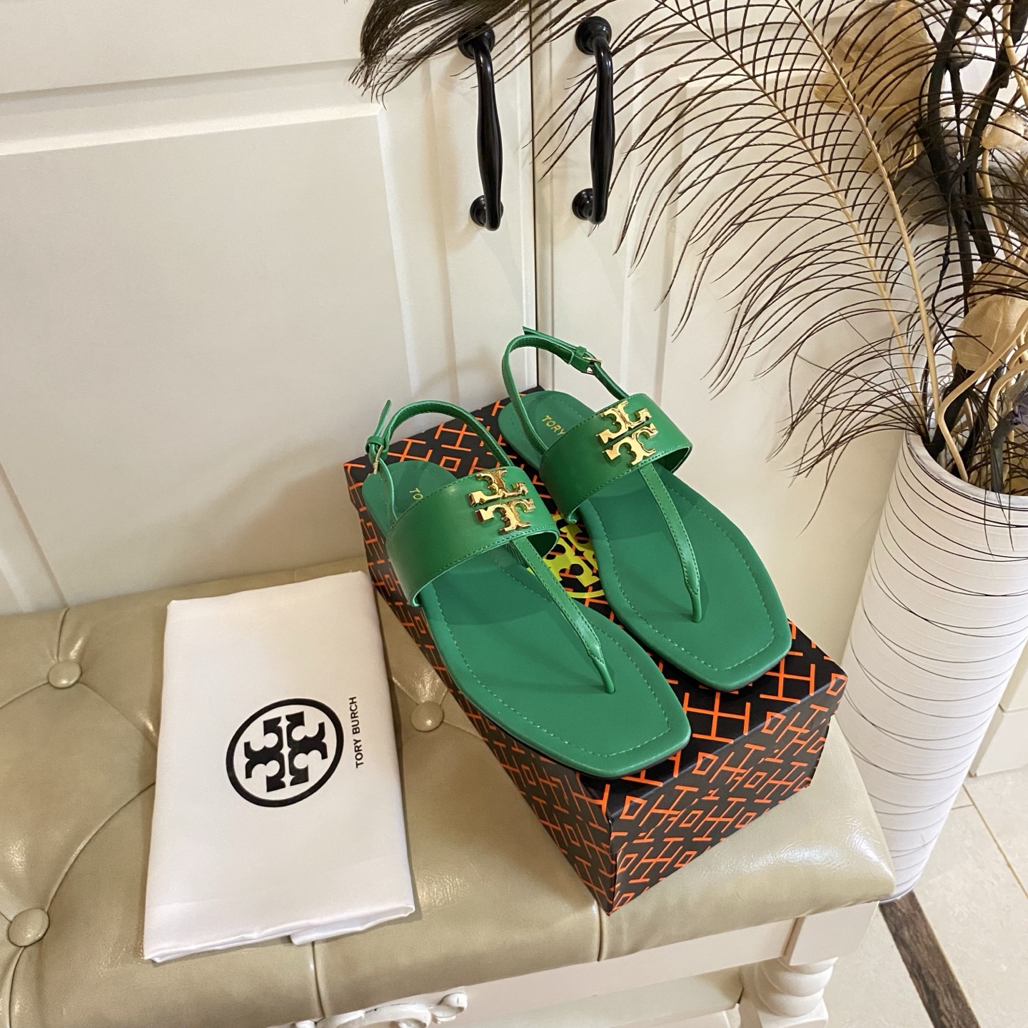 Tory Burch Leather Sandals with Gold Buttons in Various Sizes and Materials - 图片 4