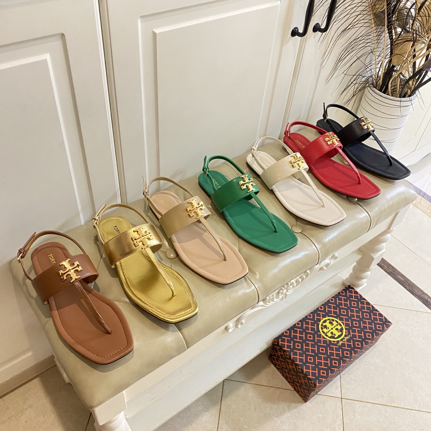Tory Burch’s New Toe Sandals with Leather Base and Gold Buttons, Various Sizes Available. - 图片 9