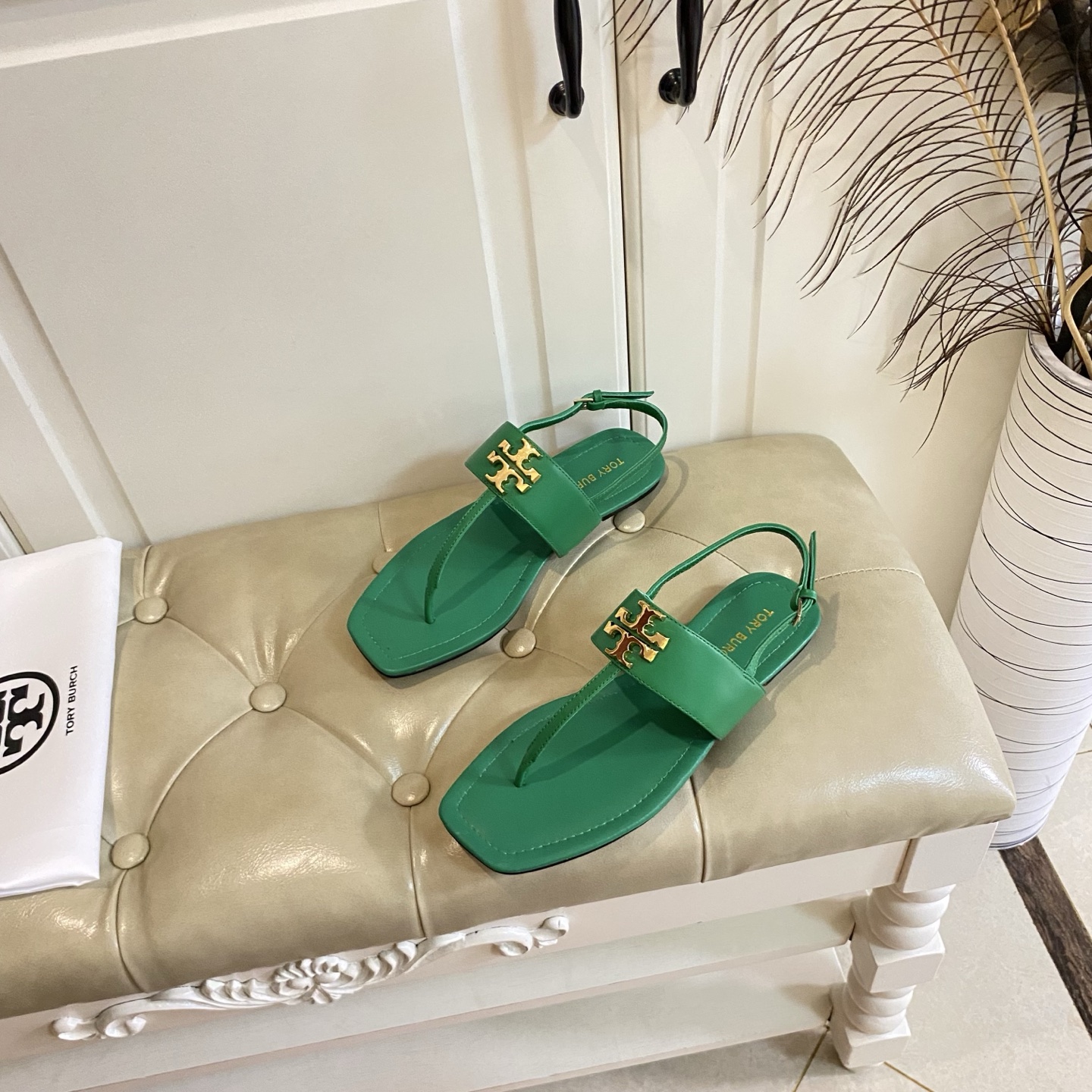 Tory Burch Leather Sandals with Gold Buttons in Various Sizes and Materials - 图片 2
