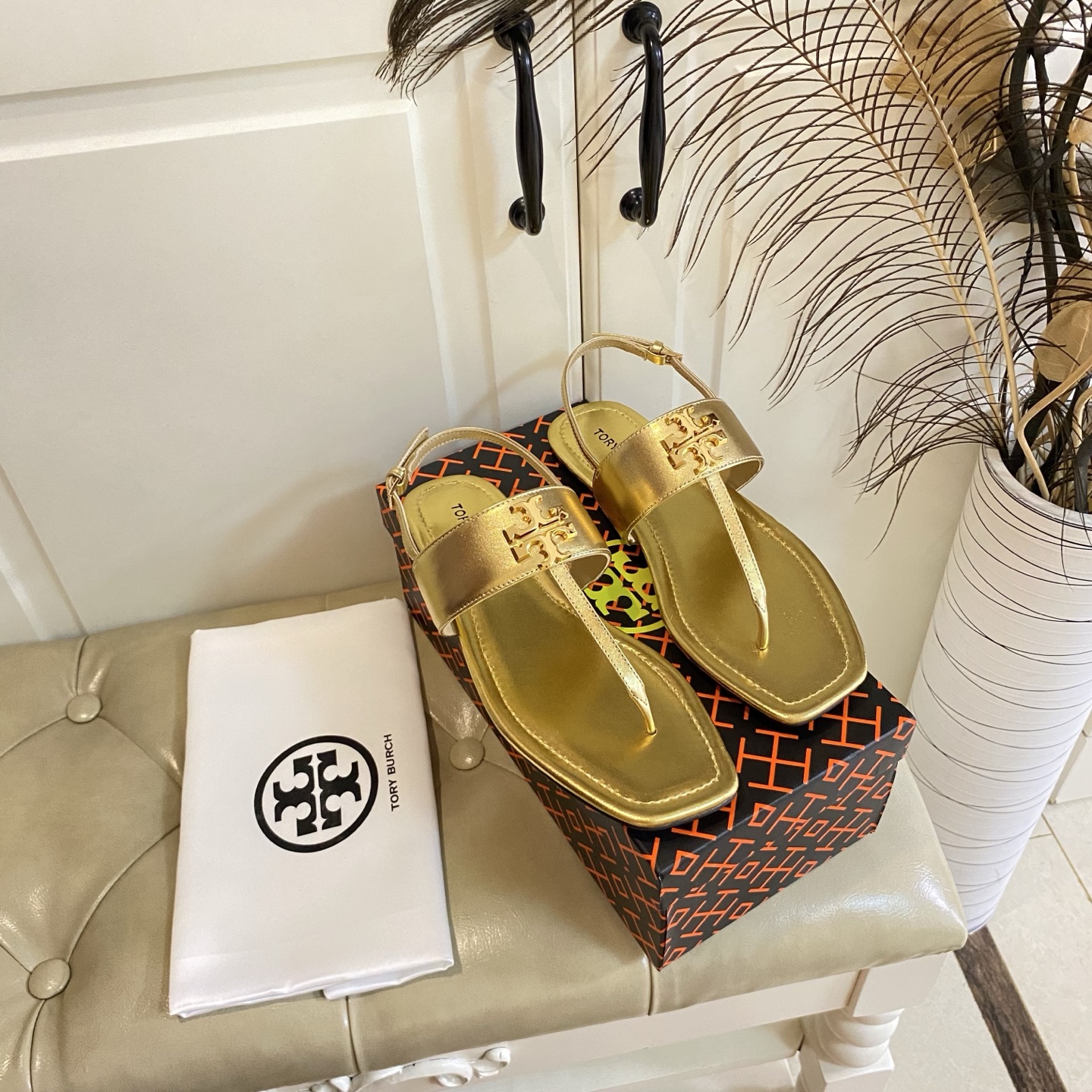 Tory Burch’s New Toe Sandals with Rubber Base and Gold Buttons for Women - 图片 4
