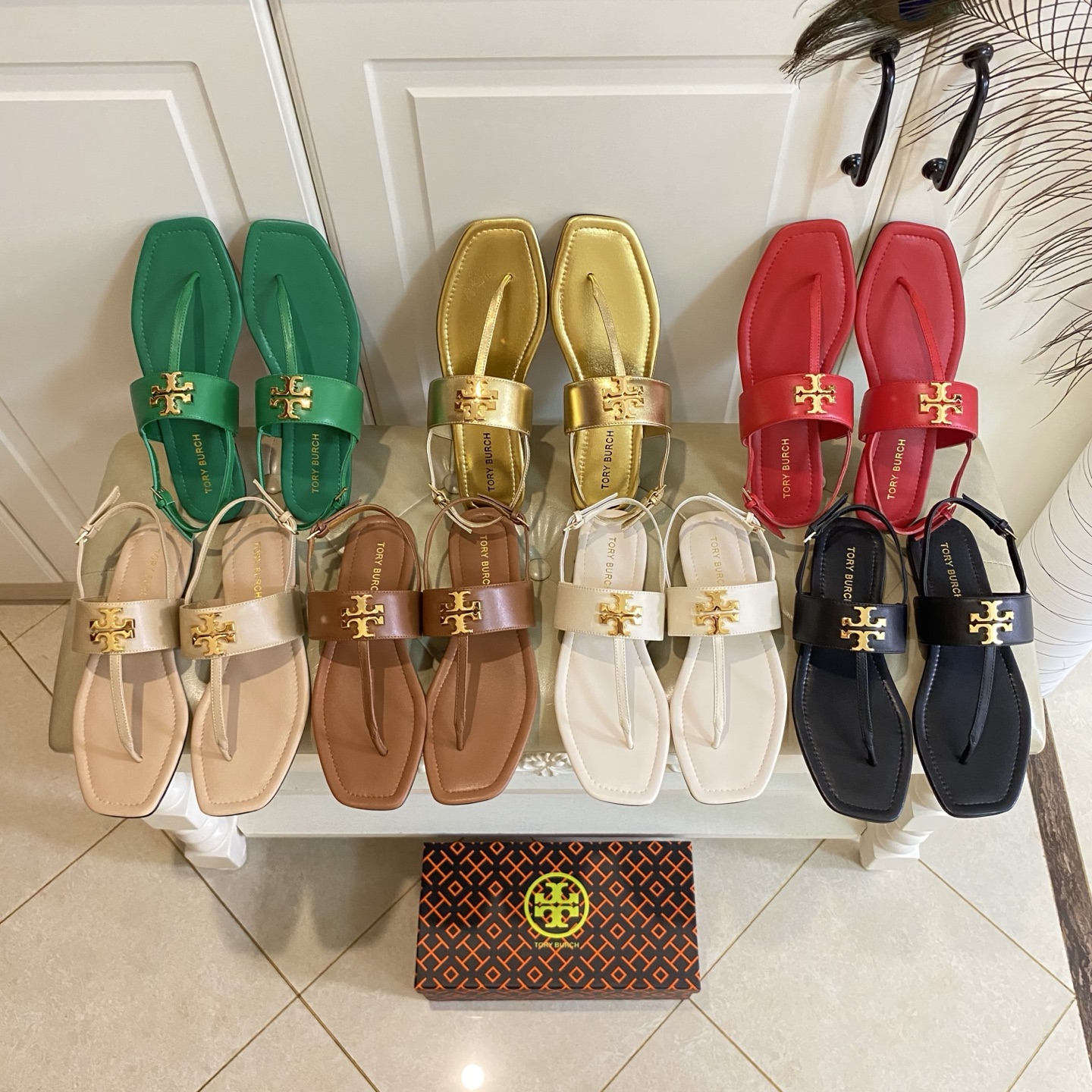 Tory Burch’s New Toe Sandals with Rubber Base and Gold Buttons, Various Sizes Available - 图片 9