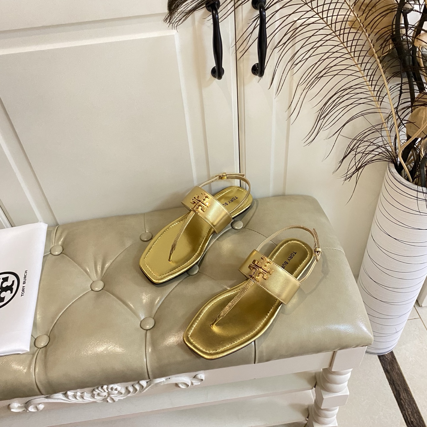 Tory Burch’s New Toe Sandals with Rubber Base and Gold Buttons for Women - 图片 2