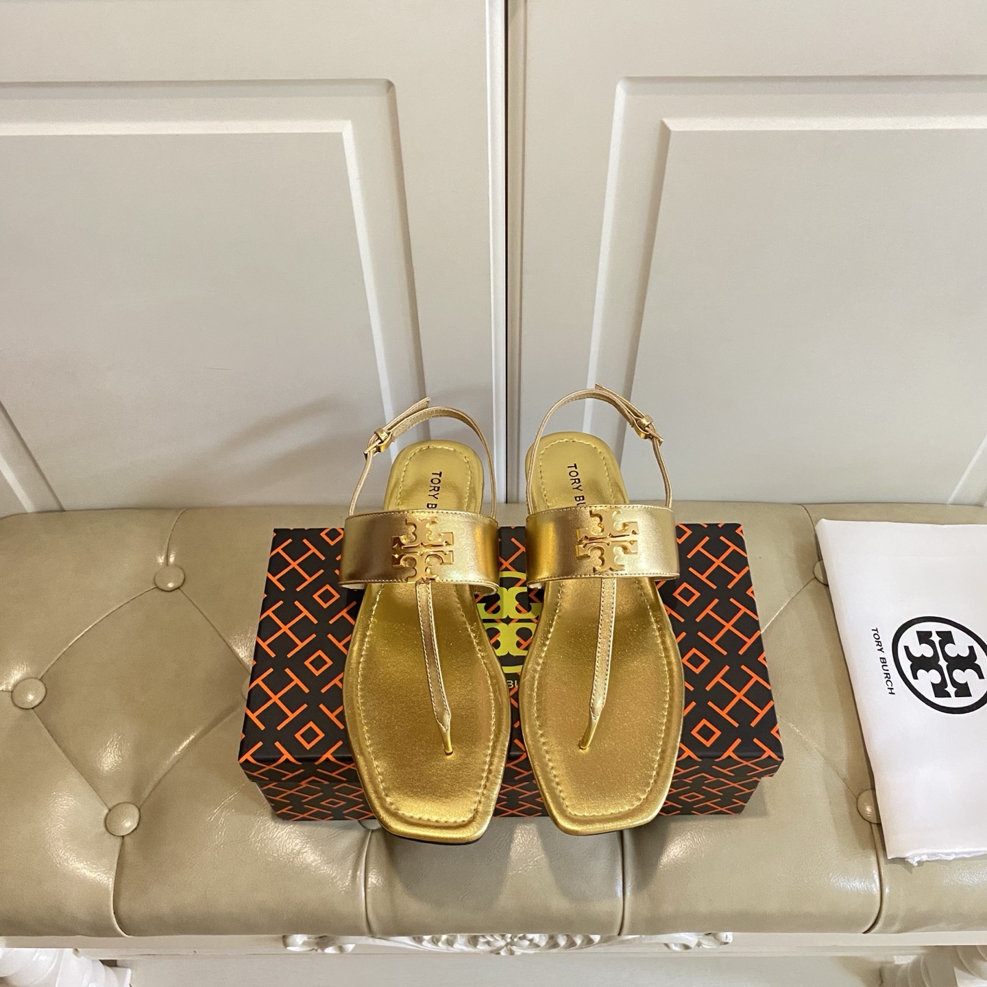 Tory Burch’s New Toe Sandals with Rubber Base and Gold Buttons for Women - 图片 1