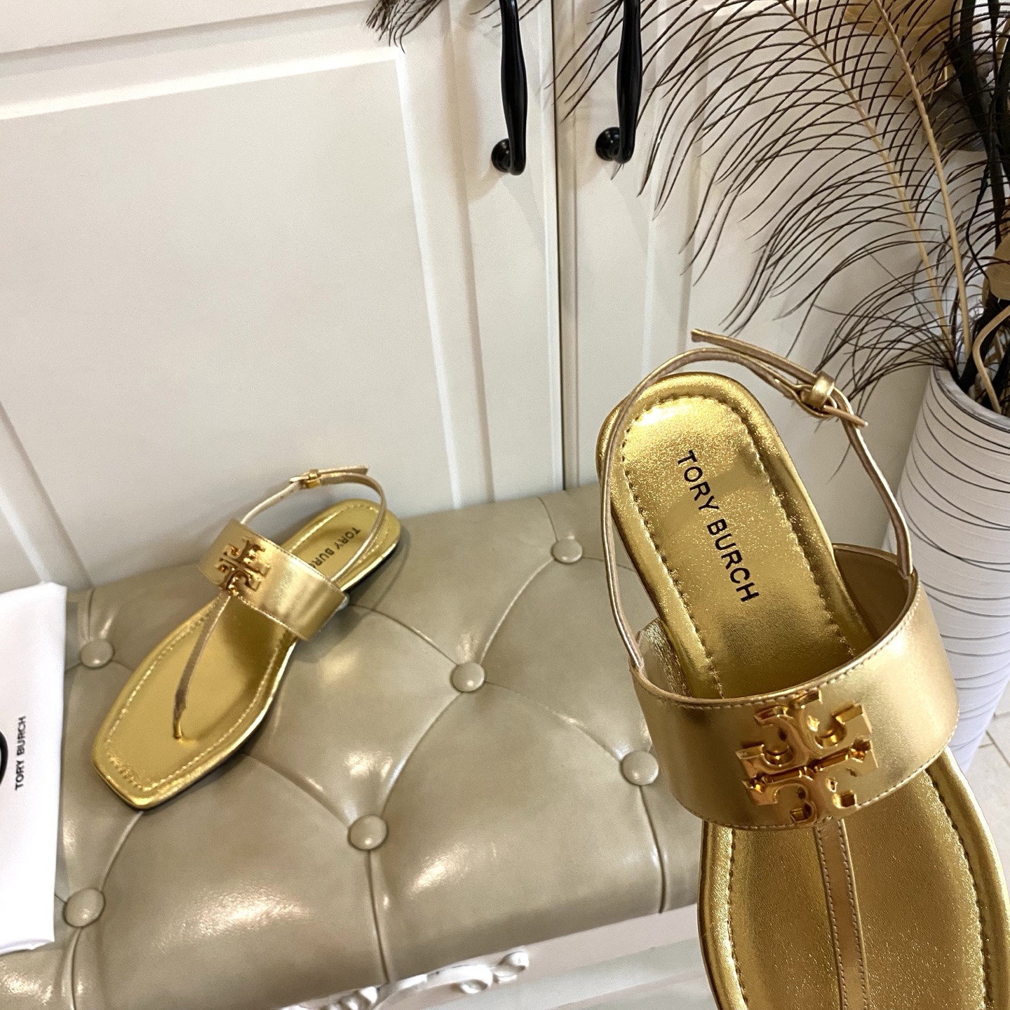 Tory Burch’s New Toe Sandals with Rubber Base and Gold Buttons for Women - 图片 6