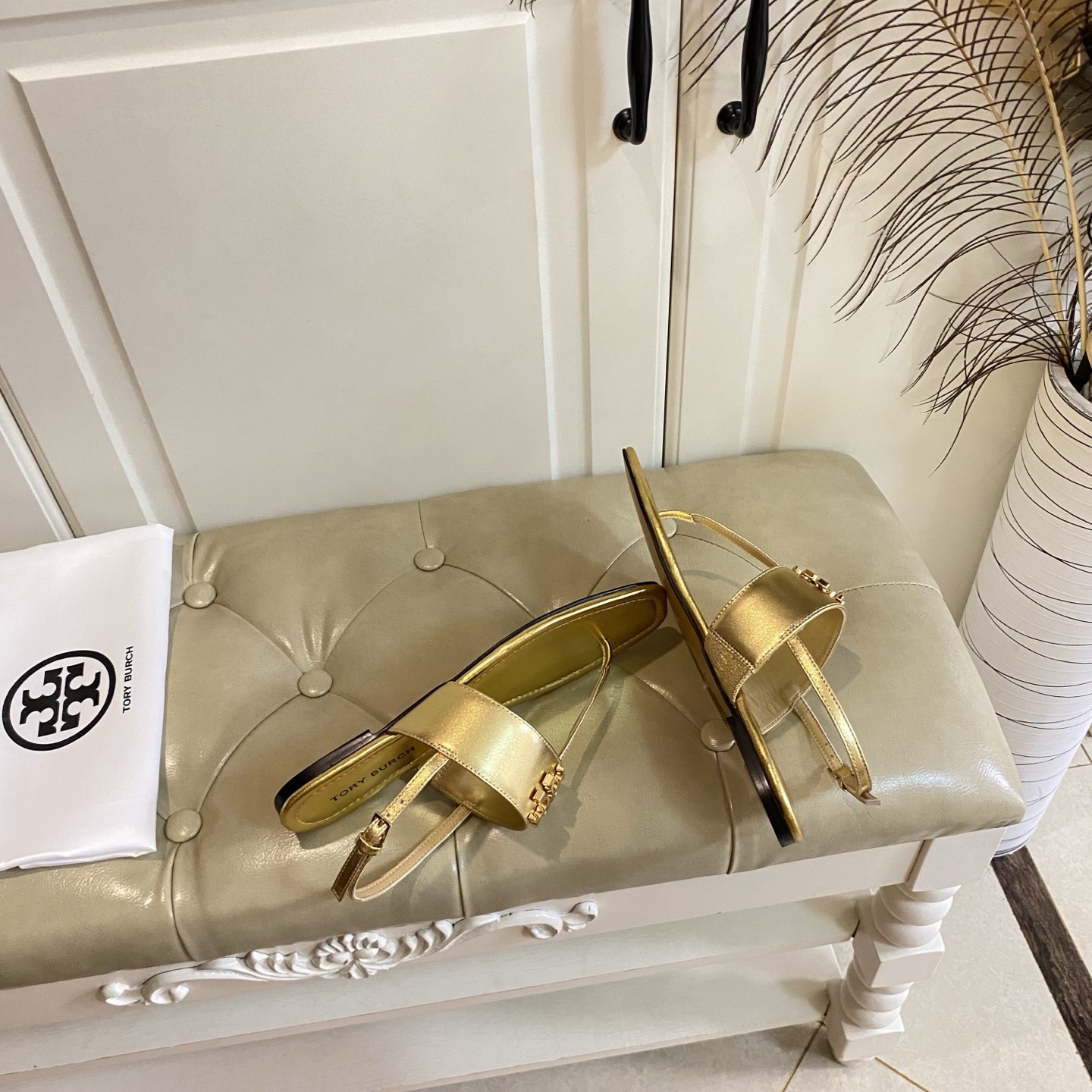 Tory Burch’s New Toe Sandals with Rubber Base and Gold Buttons for Women - 图片 7