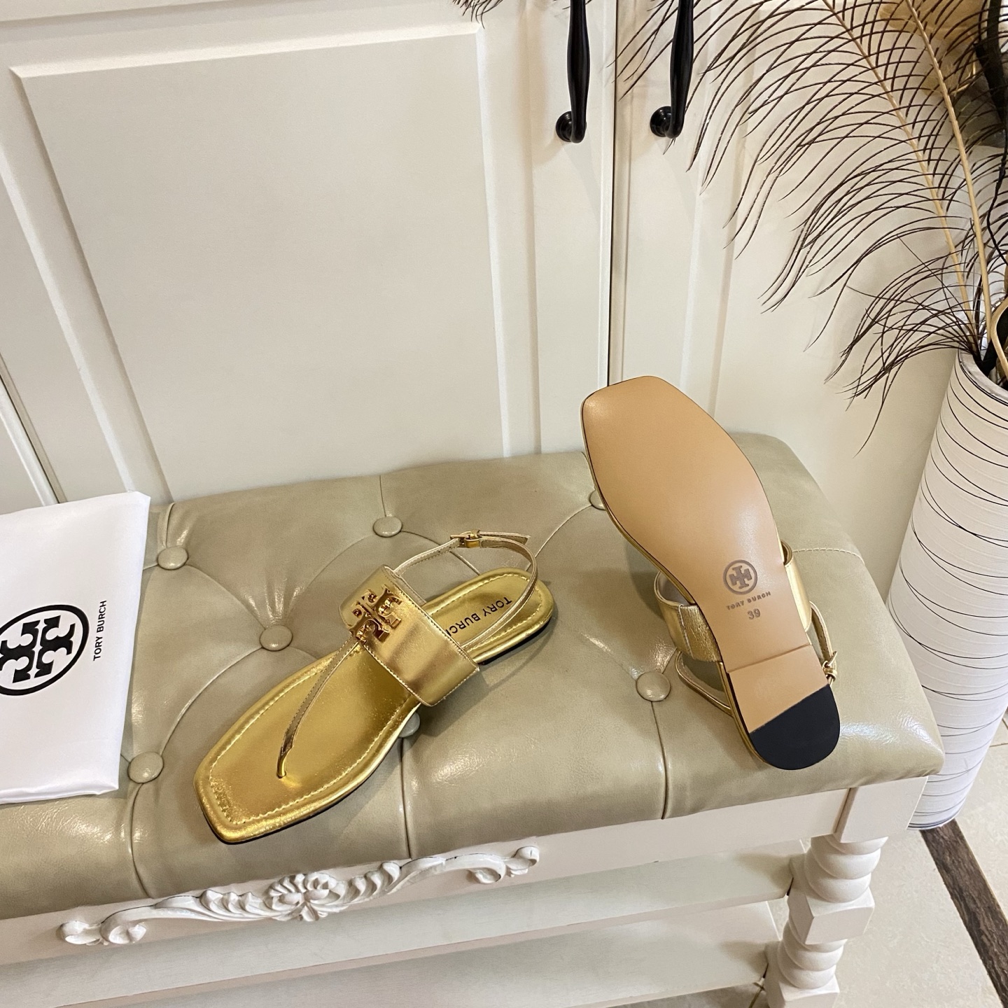 Tory Burch’s New Toe Sandals with Rubber Base and Gold Buttons for Women - 图片 8