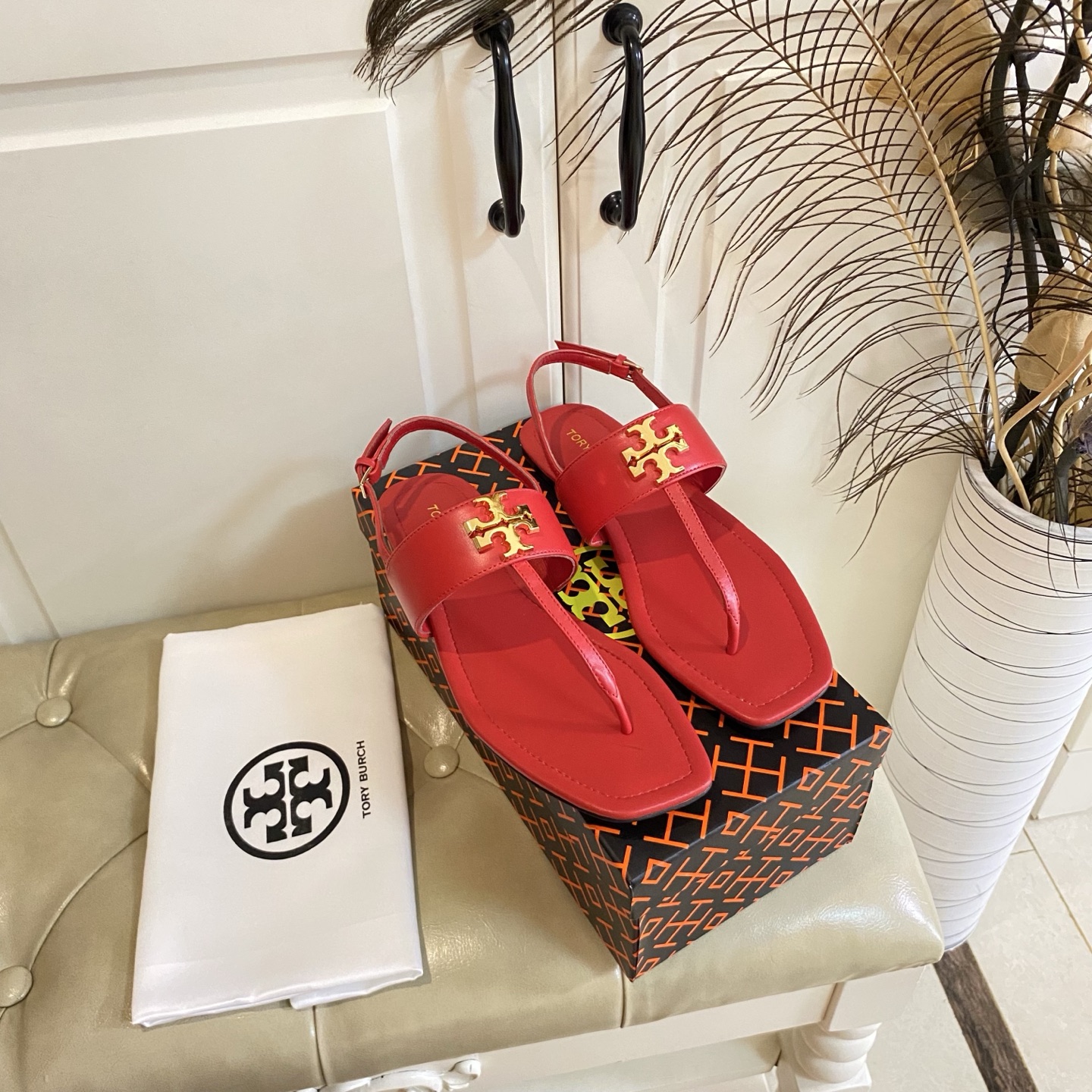 Tory Burch New Toe Sandals with Rubber Base and Gold Buttons for Women - 图片 4