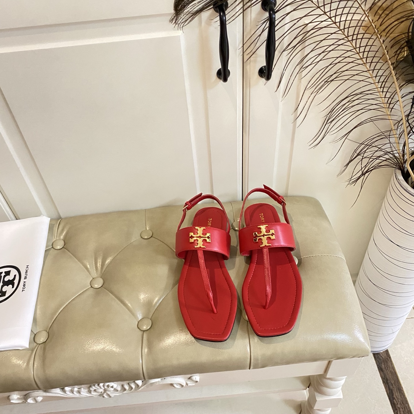 Tory Burch New Toe Sandals with Rubber Base and Gold Buttons for Women - 图片 3