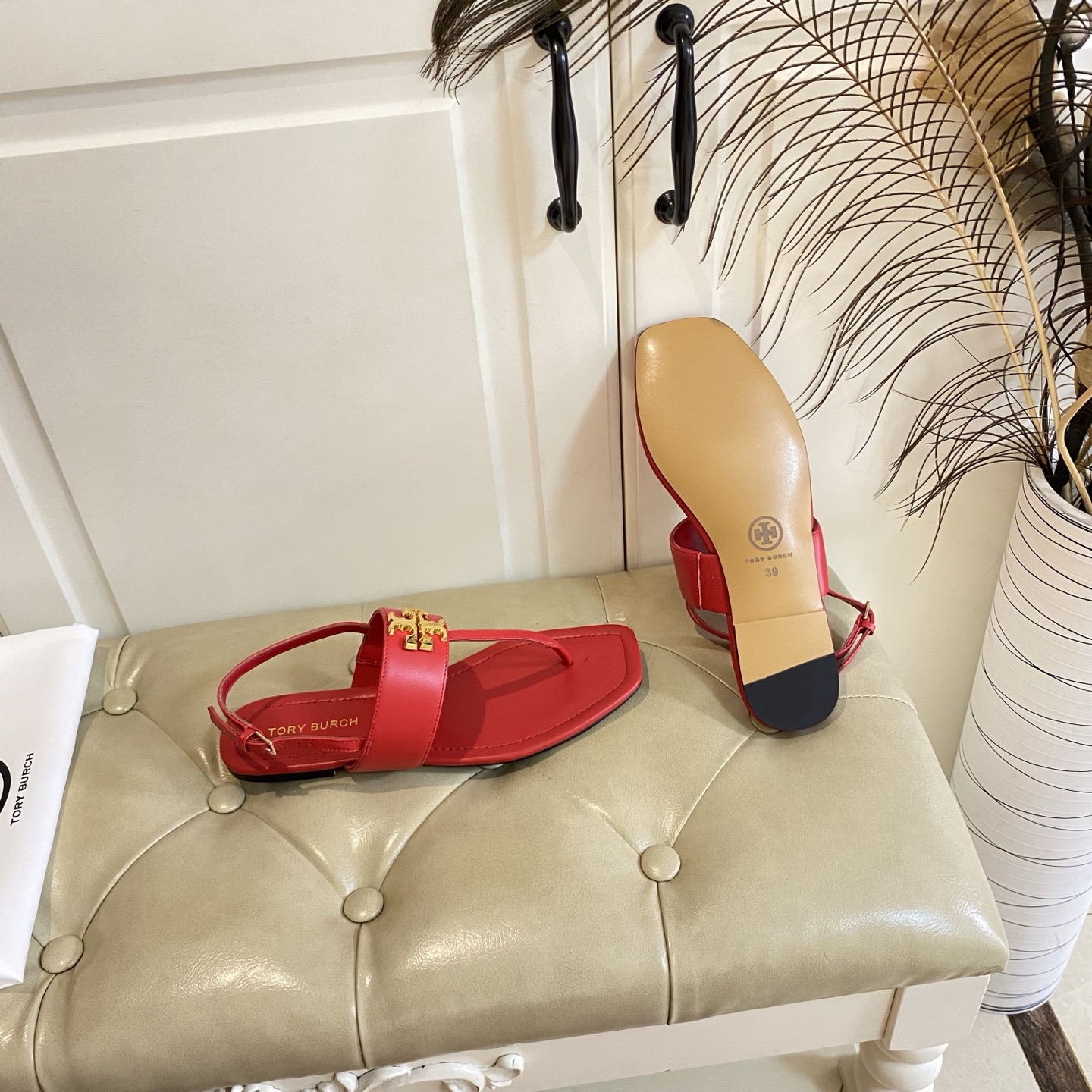 Tory Burch New Toe Sandals with Rubber Base and Gold Buttons for Women - 图片 8