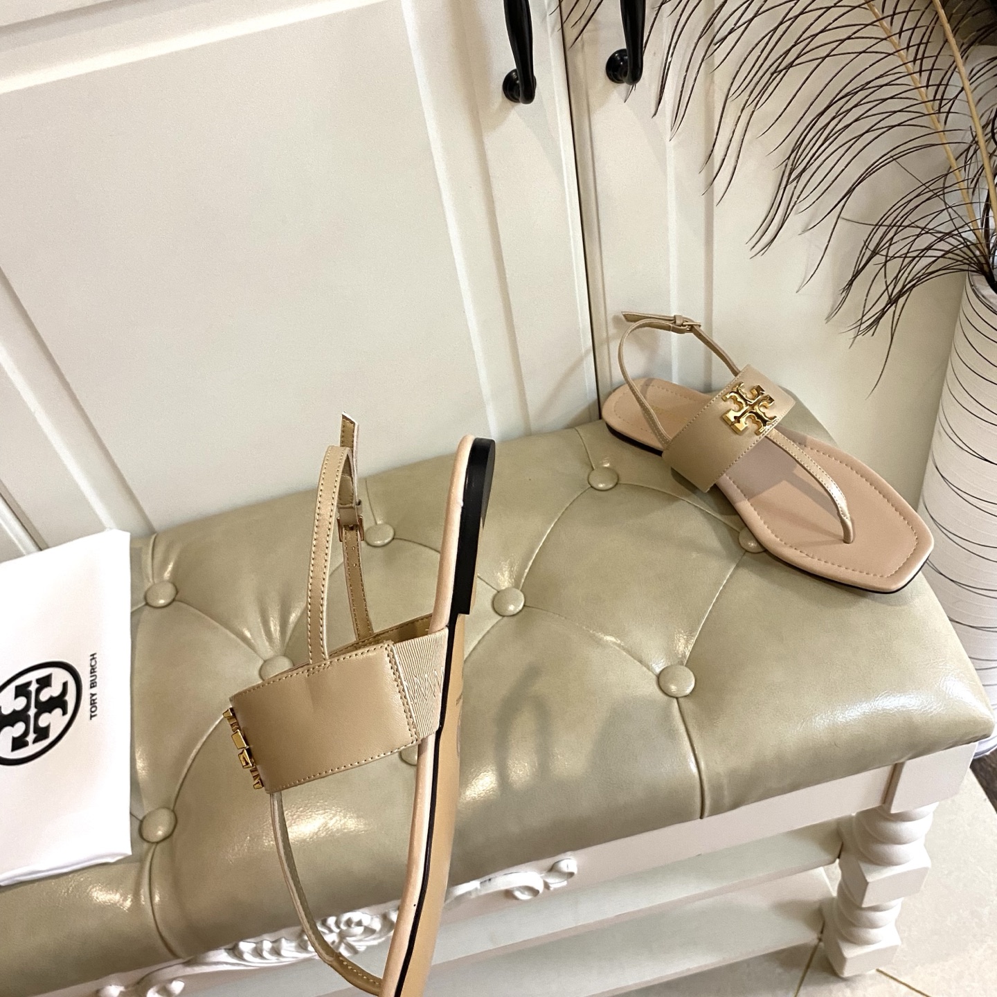 Tory Burch’s New Toe Sandals with Rubber Base and Gold Buttons, Various Sizes Available - 图片 7