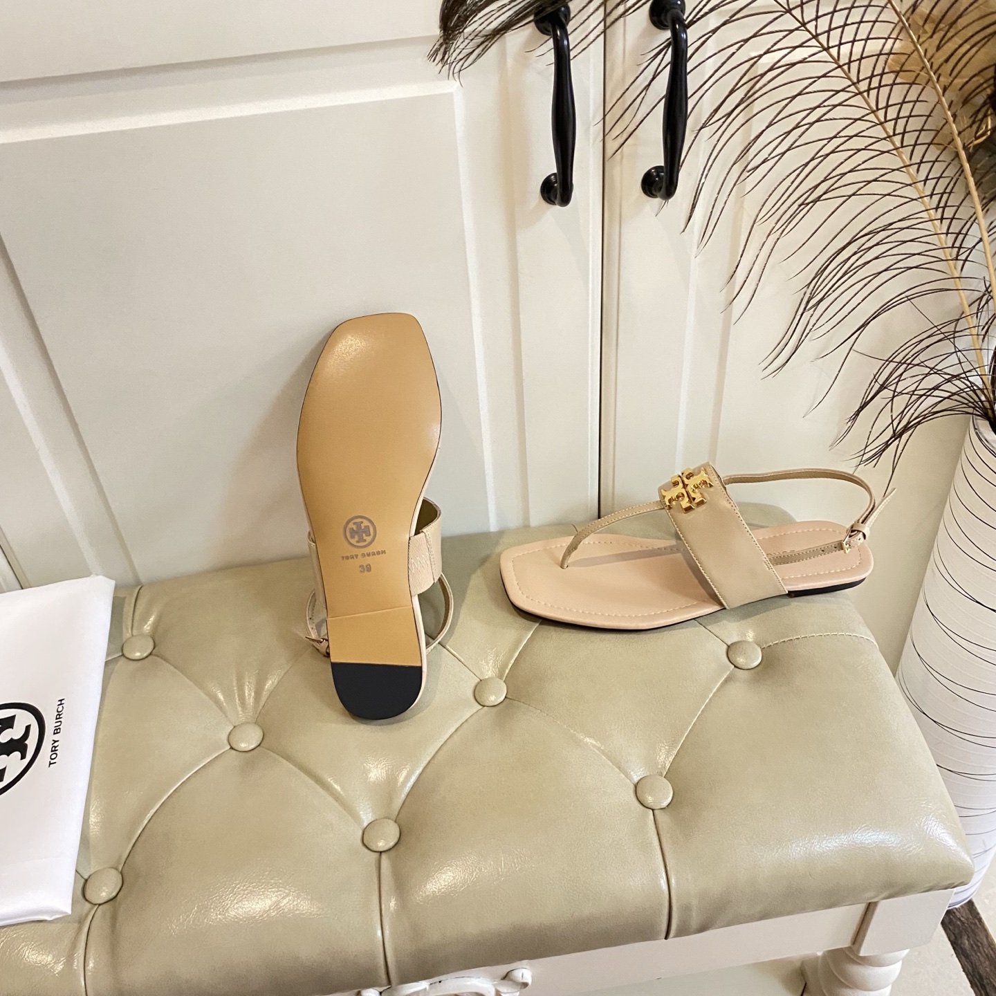 Tory Burch’s New Toe Sandals with Rubber Base and Gold Buttons, Various Sizes Available - 图片 8