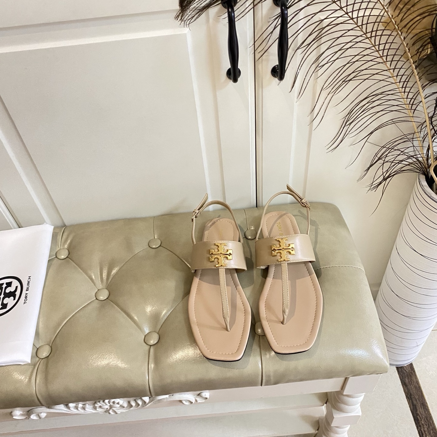 Tory Burch’s New Toe Sandals with Rubber Base and Gold Buttons, Various Sizes Available - 图片 3