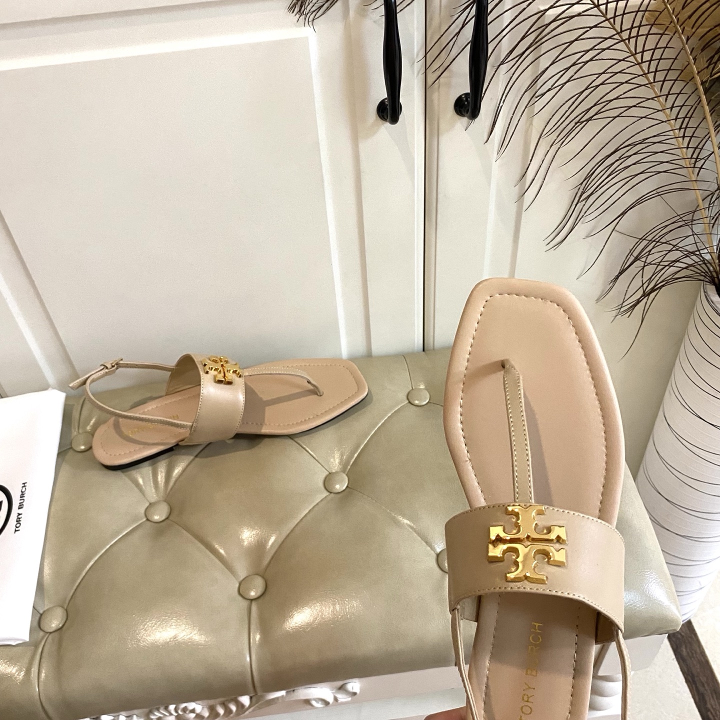Tory Burch’s New Toe Sandals with Rubber Base and Gold Buttons, Various Sizes Available - 图片 6