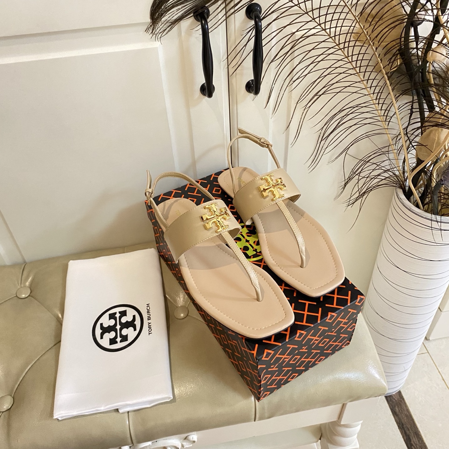 Tory Burch’s New Toe Sandals with Rubber Base and Gold Buttons, Various Sizes Available - 图片 4