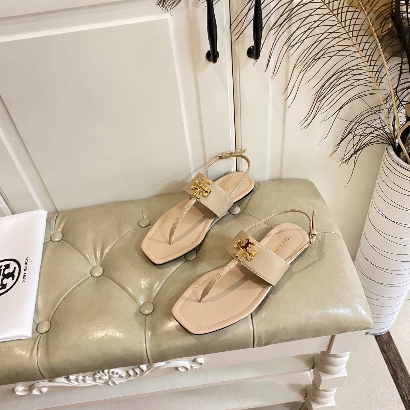 Tory Burch’s New Toe Sandals with Rubber Base and Gold Buttons, Various Sizes Available - 图片 2