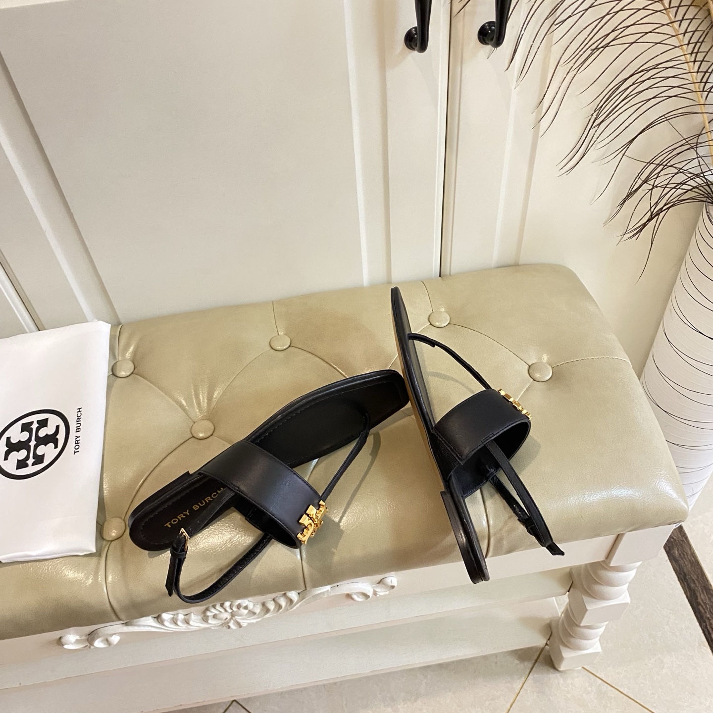 Tory Burch’s New Toe Sandals with Rubber Base and Gold Buttons, Various Sizes Available - 图片 6