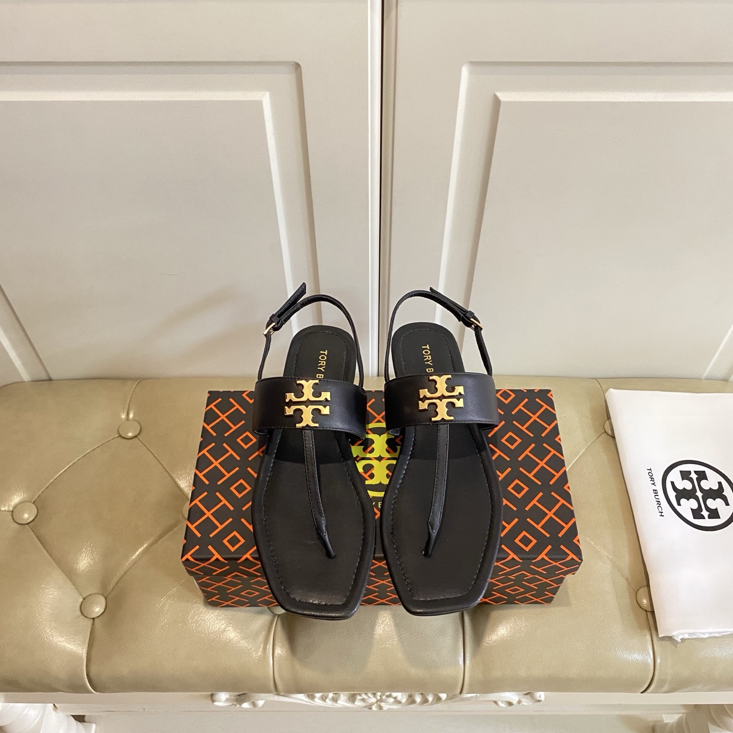 Tory Burch’s New Toe Sandals with Rubber Base and Gold Buttons, Various Sizes Available - 图片 1