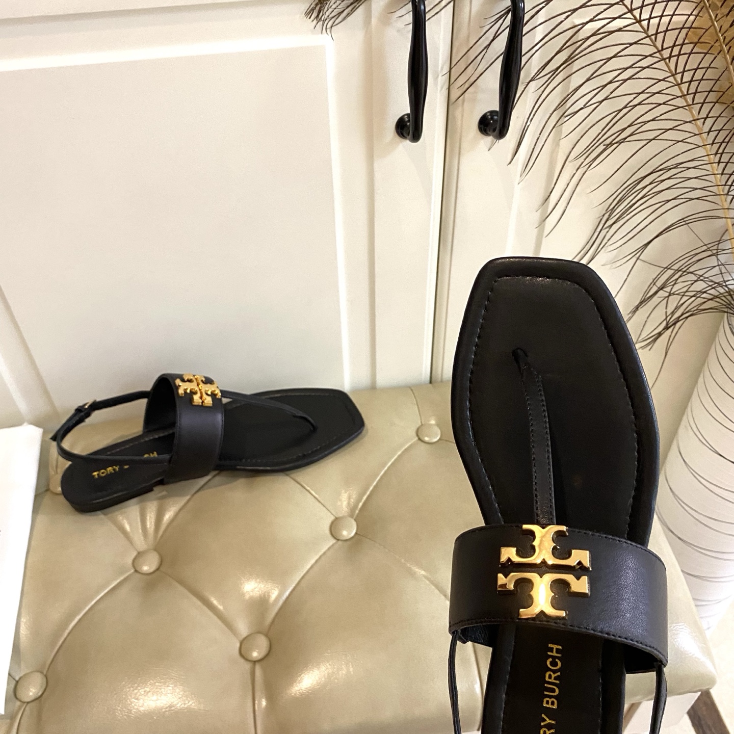Tory Burch’s New Toe Sandals with Rubber Base and Gold Buttons, Various Sizes Available - 图片 7