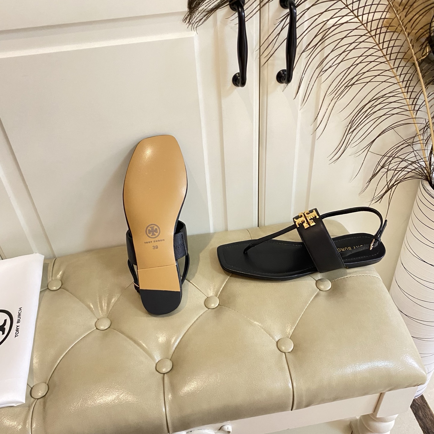 Tory Burch’s New Toe Sandals with Rubber Base and Gold Buttons, Various Sizes Available - 图片 8