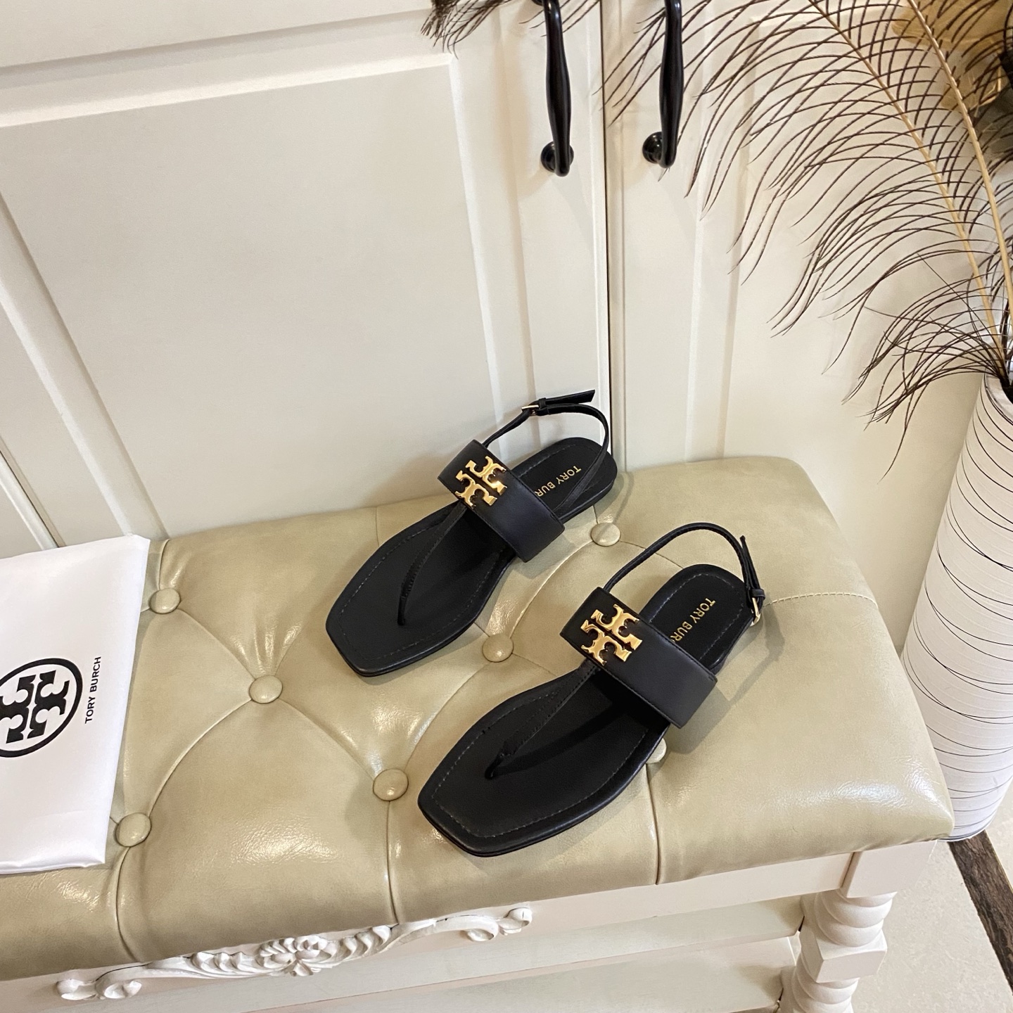 Tory Burch’s New Toe Sandals with Rubber Base and Gold Buttons, Various Sizes Available - 图片 2