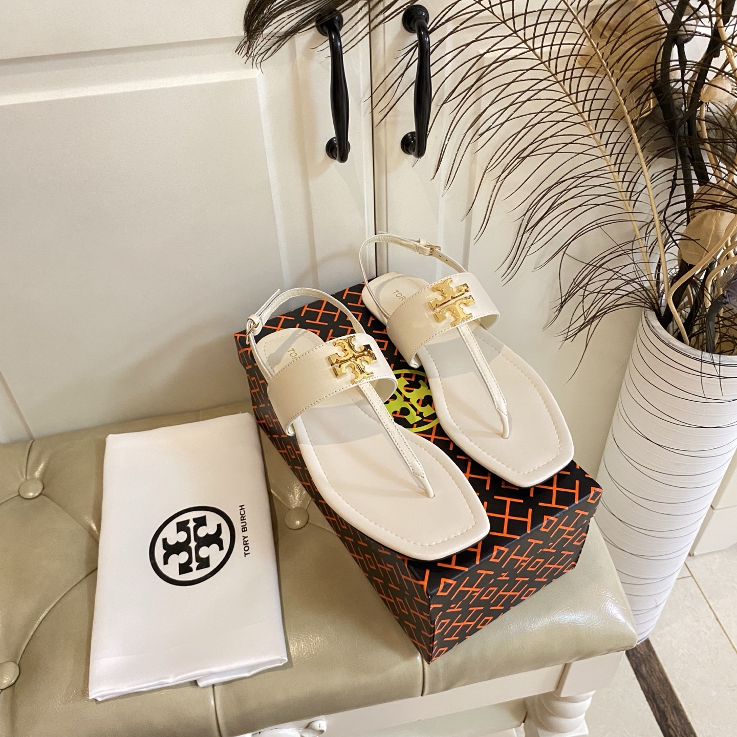 Tory Burch Leather Sandals with Gold Buttons in Various Sizes, Premium Quality Materials - 图片 4