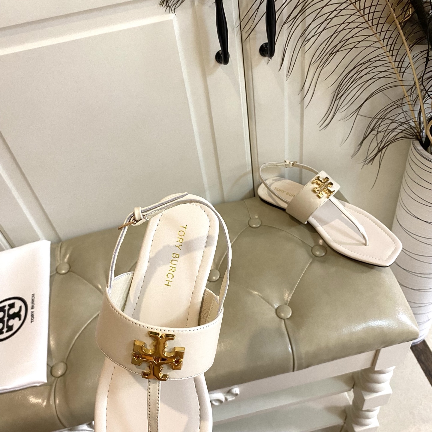 Tory Burch Leather Sandals with Gold Buttons in Various Sizes, Premium Quality Materials - 图片 6