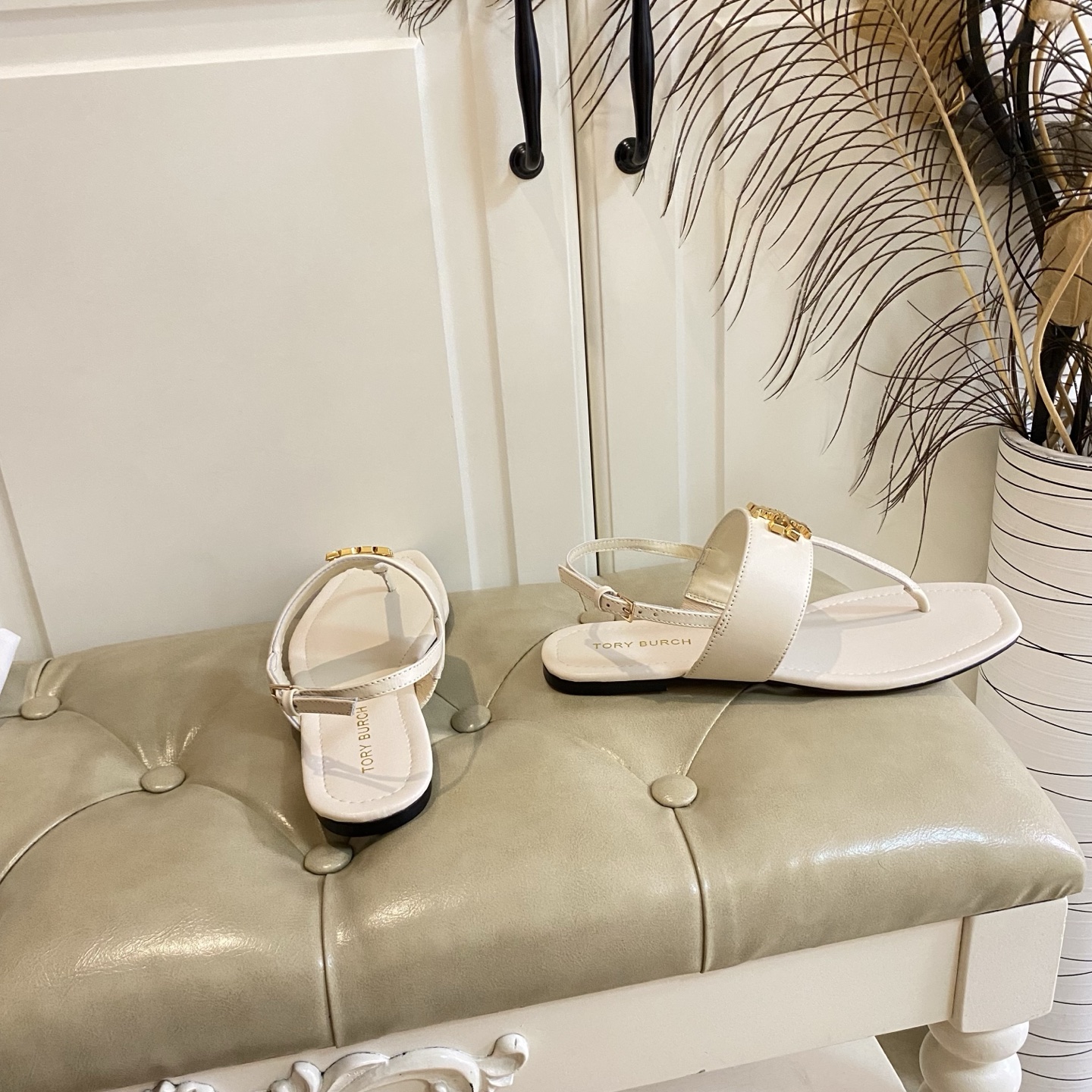 Tory Burch Leather Sandals with Gold Buttons in Various Sizes, Premium Quality Materials - 图片 7