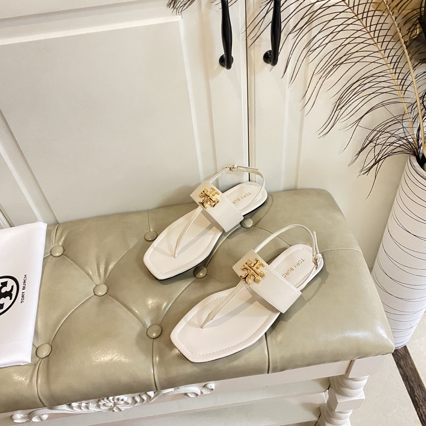 Tory Burch Leather Sandals with Gold Buttons in Various Sizes, Premium Quality Materials - 图片 2