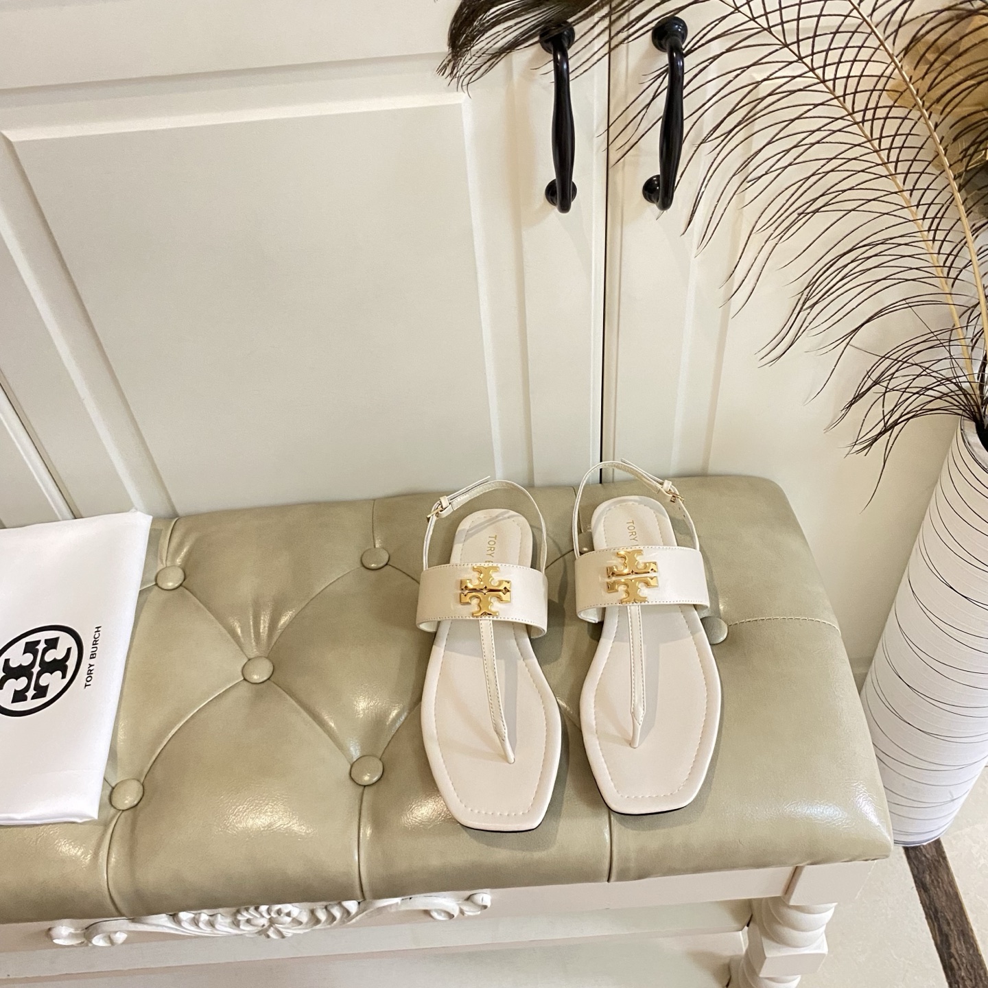 Tory Burch Leather Sandals with Gold Buttons in Various Sizes, Premium Quality Materials - 图片 3