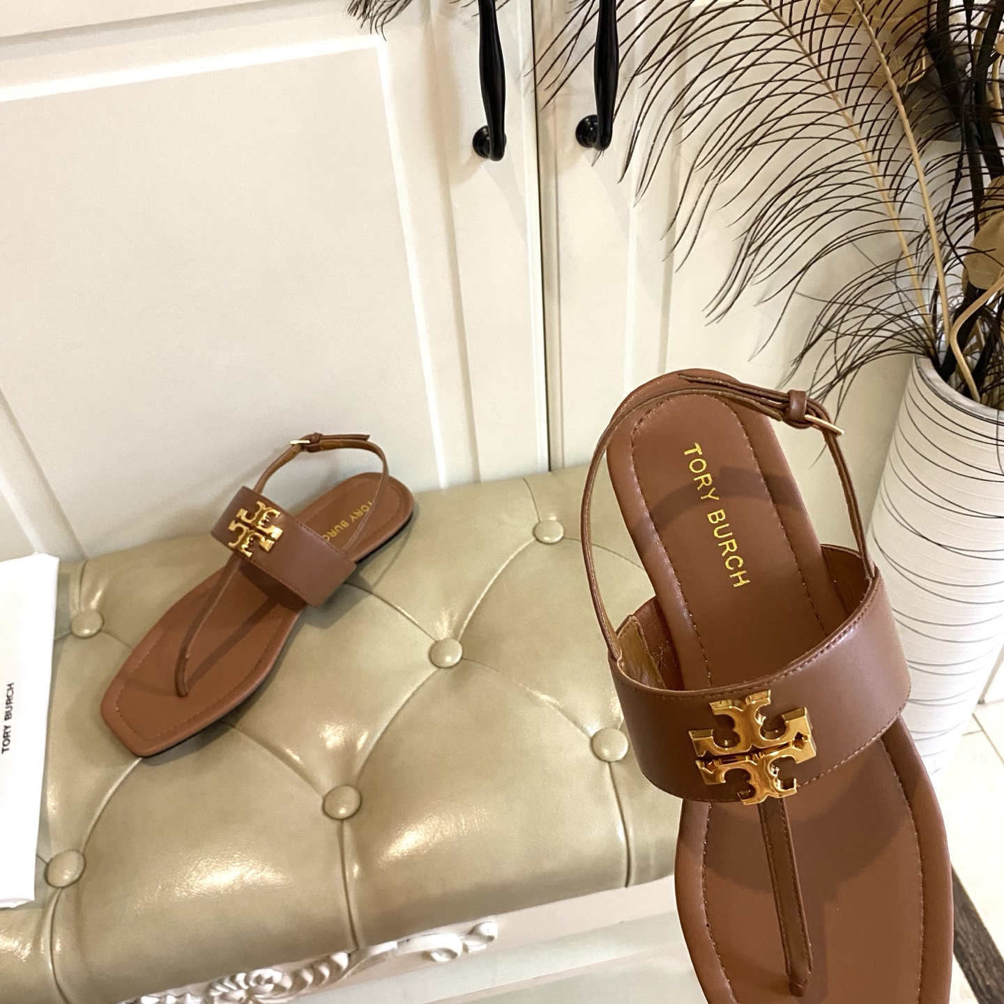 Tory Burch’s New Toe Sandals with Leather Base and Gold Buttons, Various Sizes Available. - 图片 7