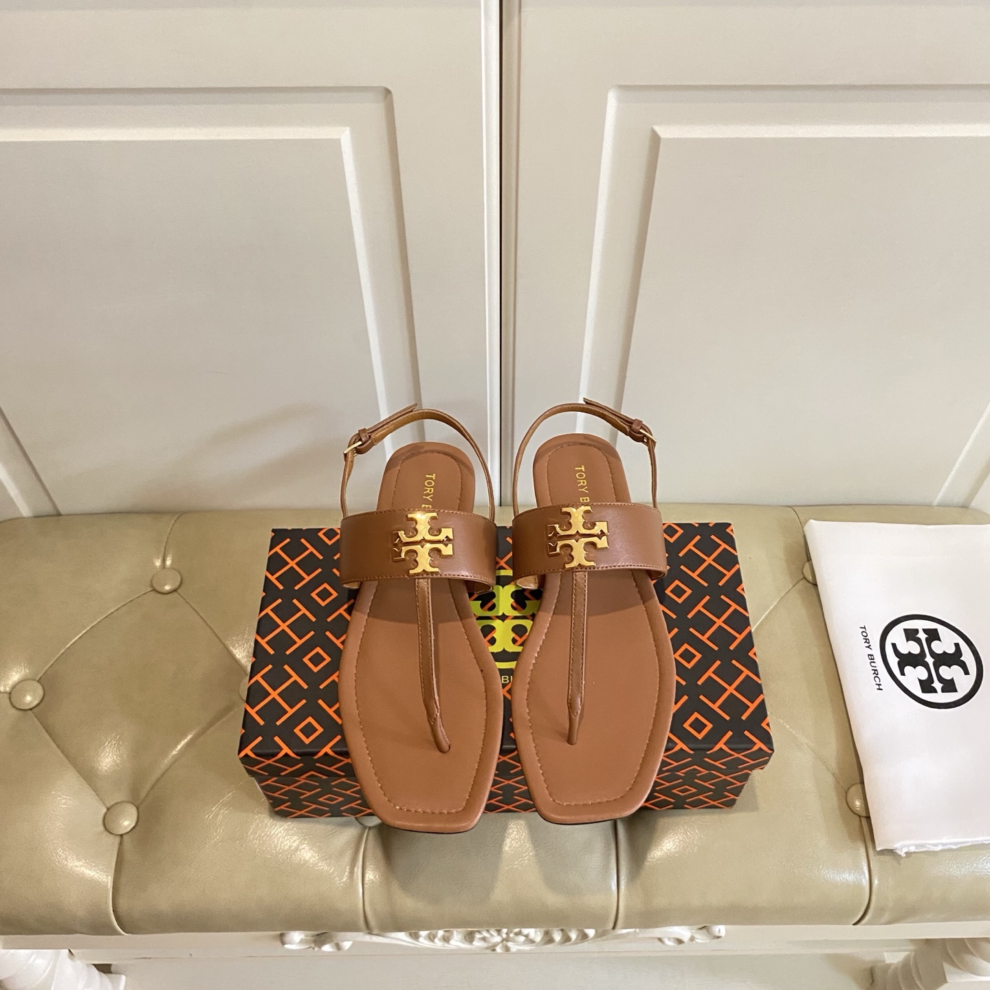 Tory Burch’s New Toe Sandals with Leather Base and Gold Buttons, Various Sizes Available. - 图片 2