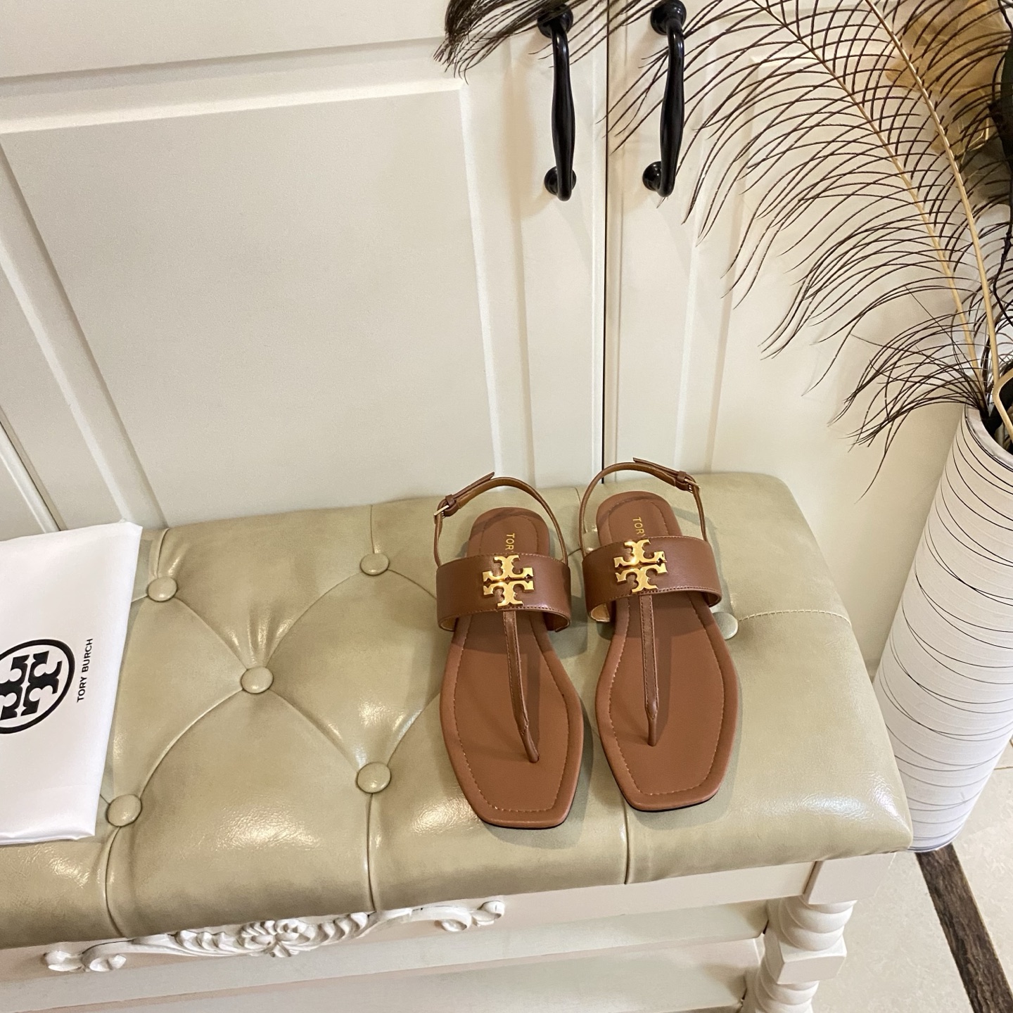 Tory Burch’s New Toe Sandals with Leather Base and Gold Buttons, Various Sizes Available. - 图片 4