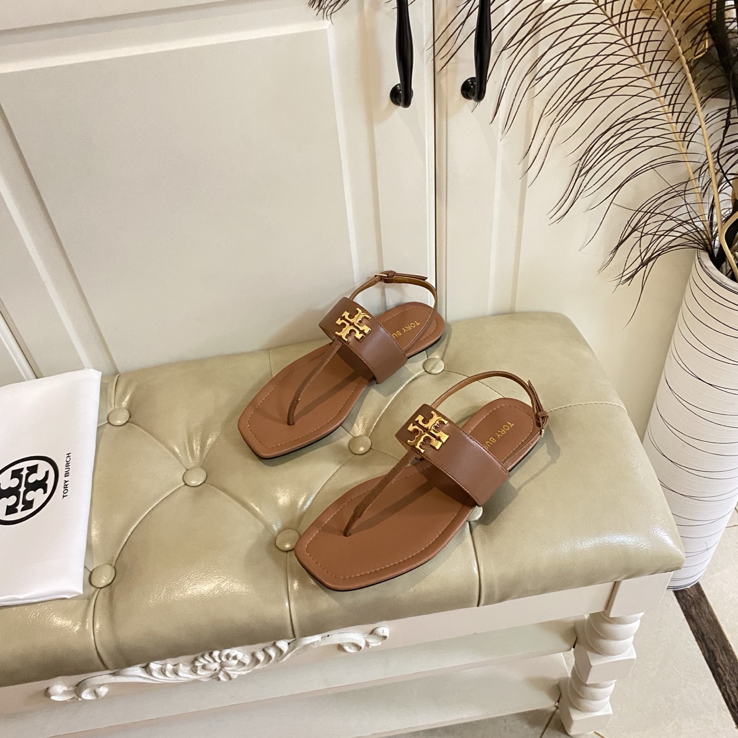 Tory Burch’s New Toe Sandals with Leather Base and Gold Buttons, Various Sizes Available. - 图片 3