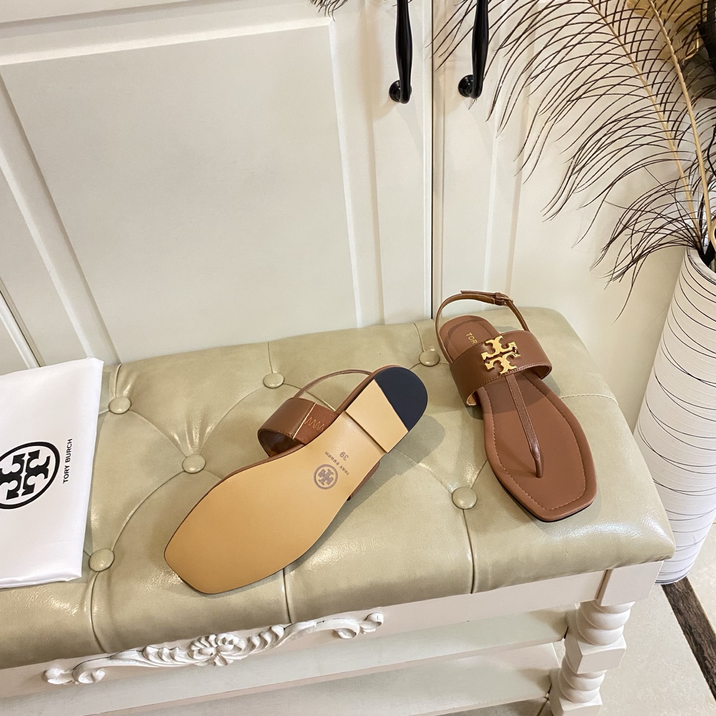 Tory Burch’s New Toe Sandals with Leather Base and Gold Buttons, Various Sizes Available. - 图片 8