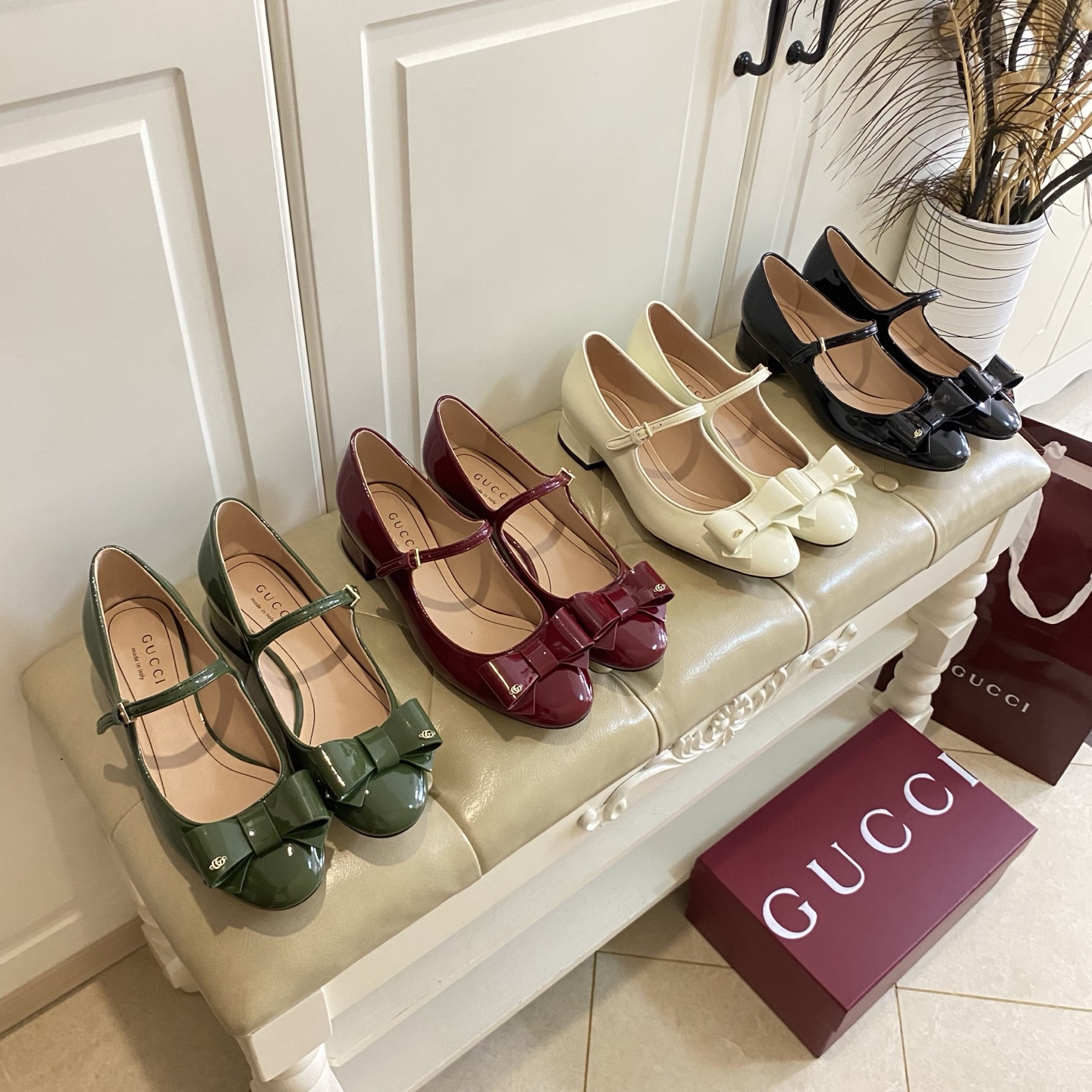 NO:442590,, Top version, Gucci new style, patent leather surface, fresh bow, sheepskin, genuine leather sole, heel height 2.5cm, size 35-40 (41, 42 size custom made without return or exchange), single shoes, gucci, sheepskin, Leather soles19860909,顶级版本,古奇Gucci新款,漆皮面,清新蝴蝶结,羊皮里,真皮大底,跟高2.5cm,35-40码(41,42码定做不退换),单鞋,gucci,sheepskin,Leather soles,Women's Shoes
