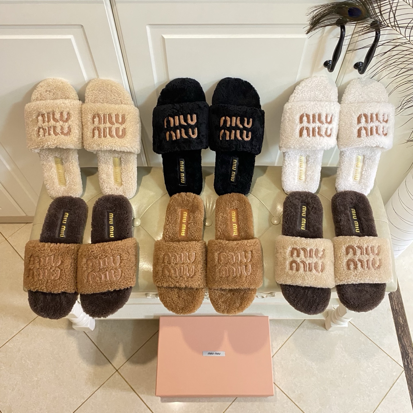 NO:466193,,Miumiu Miumiu new hair drag, comfortable lamb fur, original outsole, size 30-40 (41, 42 sizes customized without return or exchange), fur shoes and slippers, miumiu, slippers19860909,缪缪Miumiu新款毛拖,舒适羊羔毛,原版大底,30-40码(41,42码定做不退换),毛毛鞋拖鞋,miumiu,slippers,Women's Shoes
