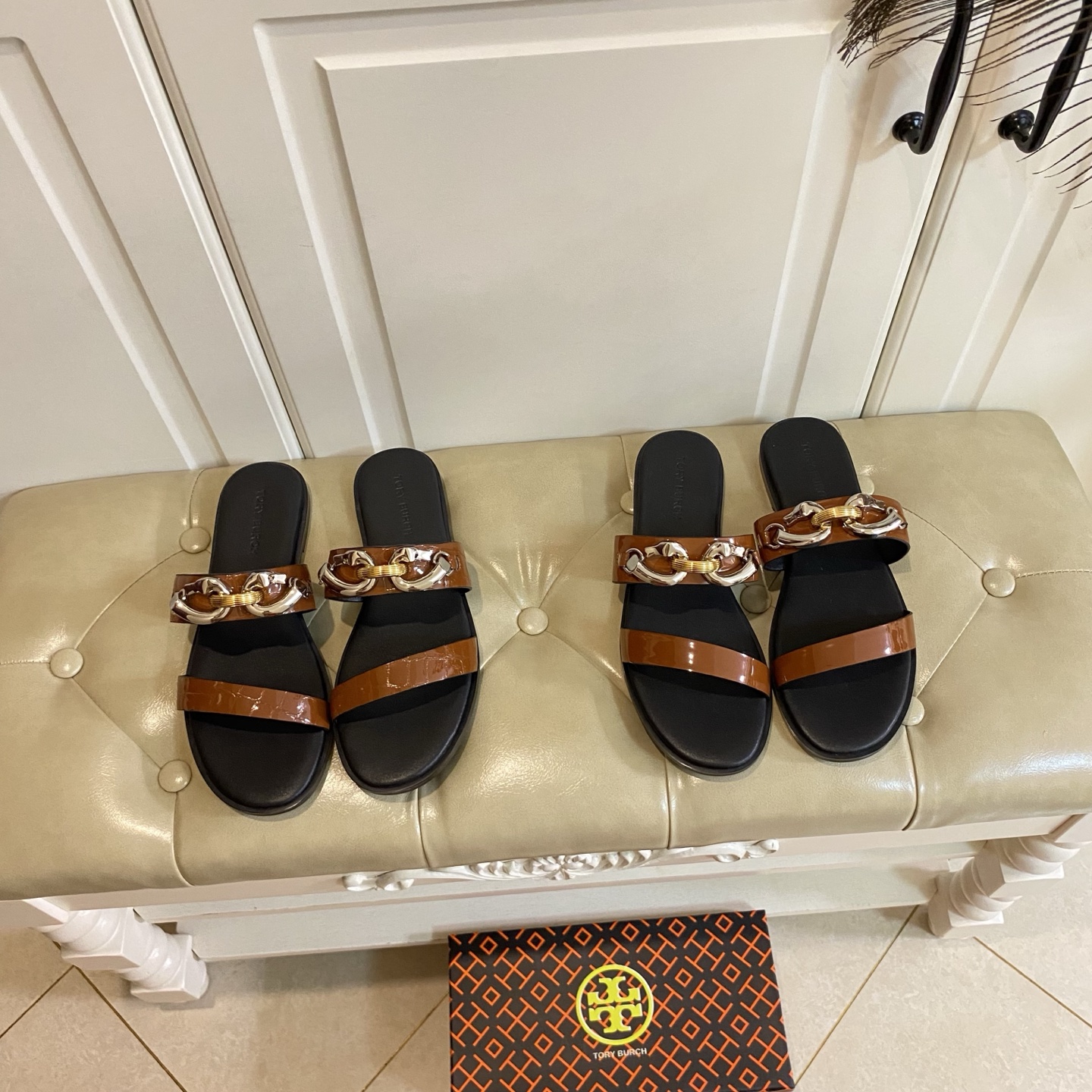 NO:492662,Rubber sole (customized leather outsole), Tory Burch new model, private mold brand hardware buckle, cowhide, sheepskin, women's size 35-42 (customized size 43-44 sizes without return and exchange, be careful to buy), slippers, burberry, slippers, cowhide, sheepskin, Leather soles19860909橡胶底 (真皮大底定做),托里伯奇Tory Burch新款,私模品牌五金扣,牛皮面,羊皮里,女码35-42码(43-44码定做不退换,慎购),拖鞋,burberry,slippers,cowhide,sheepskin,Leather soles,Women's Shoes