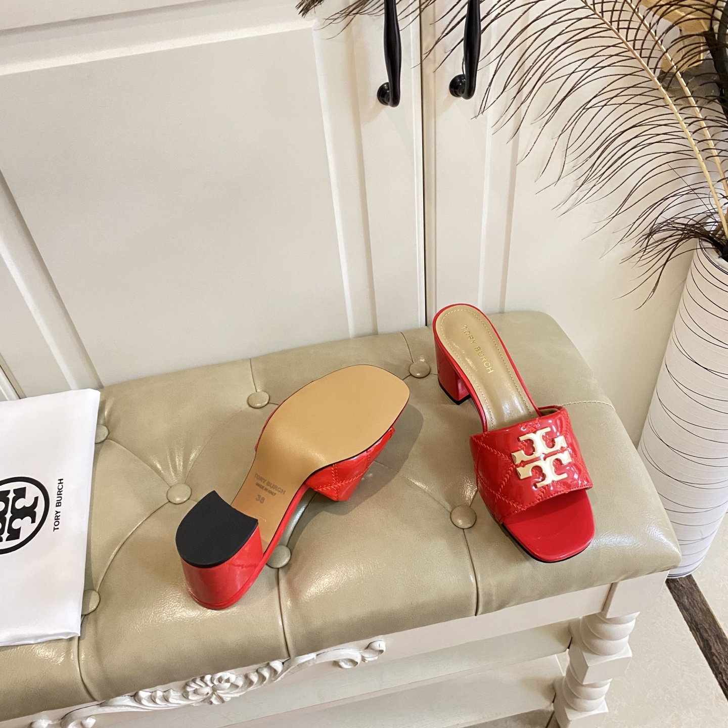 Tory Burch Red Patent Leather Block Heel Sandals with Embroidered Logo 9 i1758297806590 1018 0 8