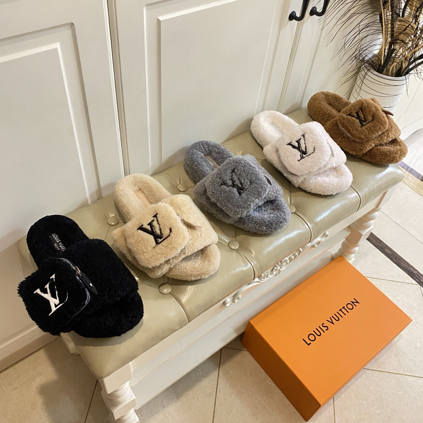 NO:494831,, Louisville*LV new slippers, small pocket bag finish, wool surface, wool lining, size 35-40 (size 41, 42 custom made without return or exchange), fur shoes slippers, louis vuitton, louis vuitton, slippers19860909,路易威*LV新款拖鞋,小口袋包饰面,羊毛面,羊毛里,35-40码(41,42码定做不退换),毛毛鞋拖鞋,louis vuitton,louis vuitton,slippers,Women's Shoes