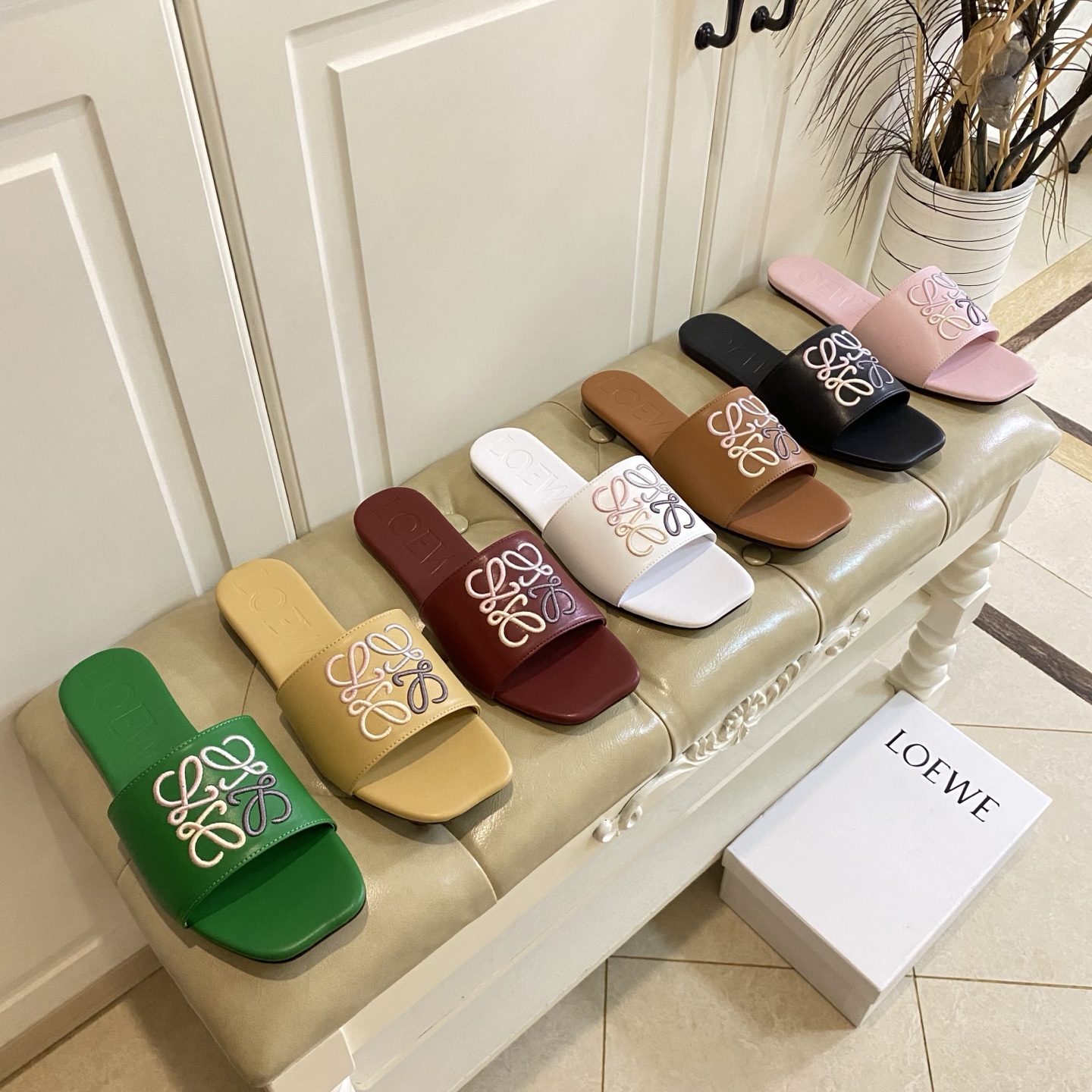 NO:594714,Rubber sole, genuine leather outsole, new LOEWE slippers, cowhide surface, sizes 35-41 (42, 43 sizes are custom-made and non-refundable), slippers, loewe, loewe, slippers, cowhide, Leather soles19860909橡胶底,真皮大底,罗意威LOEWE新款拖鞋,牛皮面,35-41码(42,43码定做不退换),拖鞋,loewe,loewe,slippers,cowhide,Leather soles,Women's Shoes