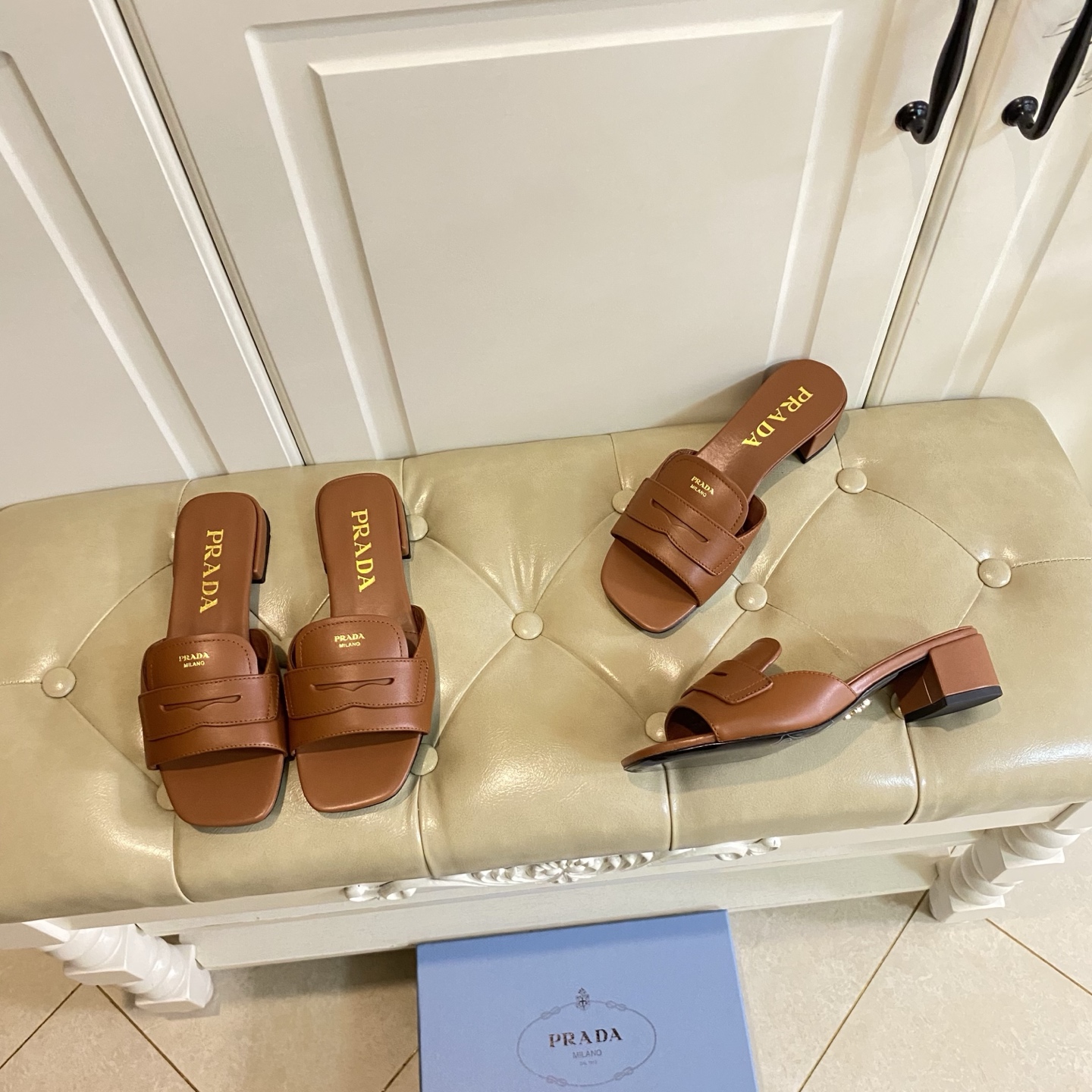 NO:594720,,Prada Prada's new slippers, cowhide surface, sheepskin lining, leather outsole, size 35-40 (customized sizes 41 and 42 are non-returnable), slippers, prada, prada, slippers, cowhide, sheepskin, Leather soles19860909,普拉达Prada新款拖鞋,牛皮面,羊皮里,真皮大底,35-40码(41,42码定做不退换),拖鞋,prada,prada,slippers,cowhide,sheepskin,Leather soles,Women's Shoes