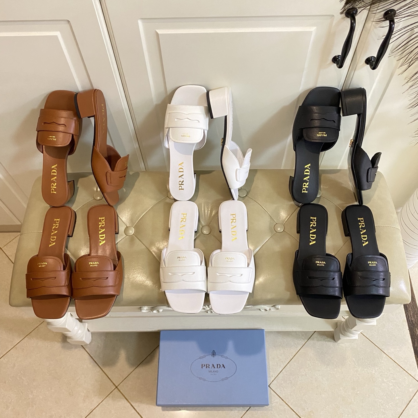 NO:594726,,Prada Prada's new slippers, cowhide surface, sheepskin lining, genuine leather outsole, heel height about 4cm, size 35-40 (41, 42 sizes are custom-made and non-returnable), slippers, prada, prada, slippers, cowhide, sheepskin, Leather soles19860909,普拉达Prada新款拖鞋,牛皮面,羊皮里,真皮大底,跟高约4cm,35-40码(41,42码定做不退换),拖鞋,prada,prada,slippers,cowhide,sheepskin,Leather soles,Women's Shoes
