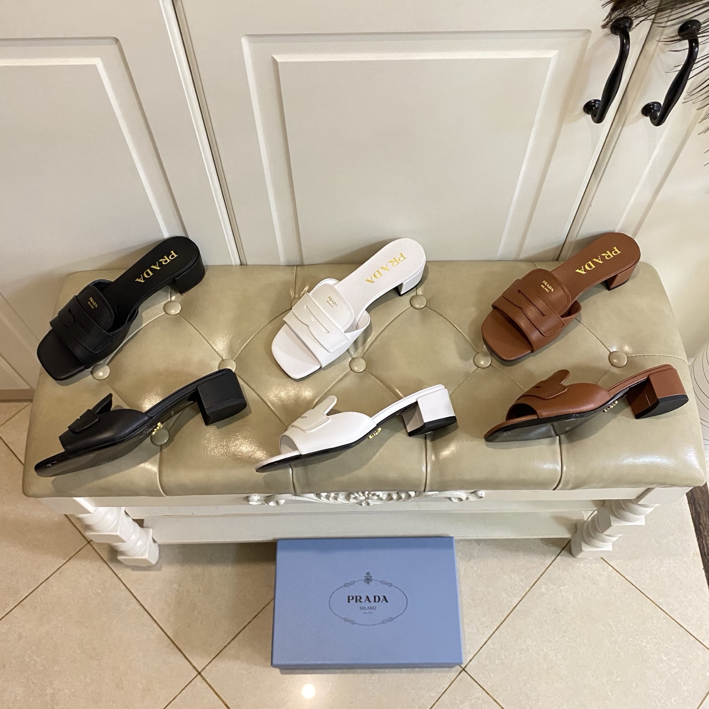 NO:594723,,Prada Prada's new slippers, cowhide surface, sheepskin lining, heel height about 4cm, leather outsole, size 35-40 (customized sizes 41 and 42 are non-returnable), slippers, prada, prada, slippers, cowhide, sheepskin, Leather soles19860909,普拉达Prada新款拖鞋,牛皮面,羊皮里,跟高约4cm,真皮大底,35-40码(41,42码定做不退换),拖鞋,prada,prada,slippers,cowhide,sheepskin,Leather soles,Women's Shoes