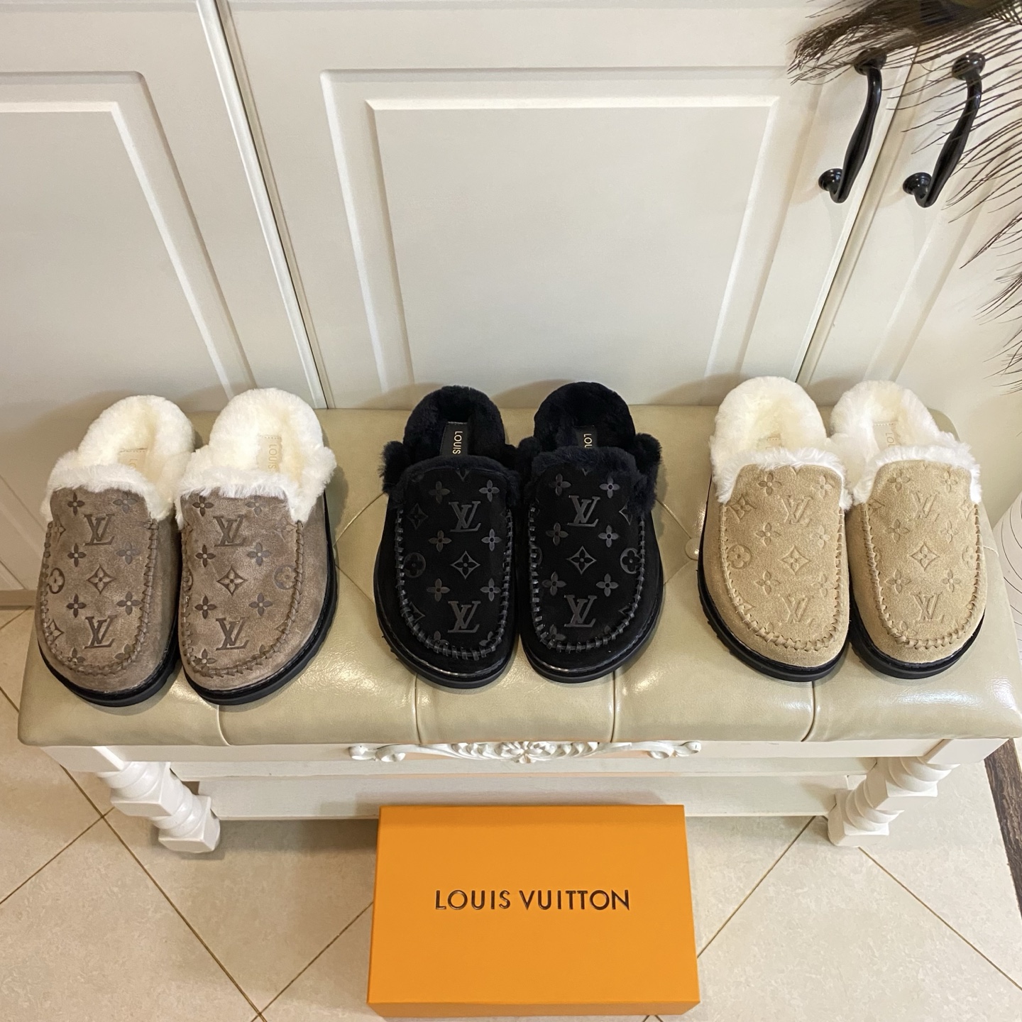 NO:594705,, Louis Vuit*Louis Vuitton new model, suede embossed surface, wool lining, original private model sole, sizes 35-40 (customized sizes 41 and 42 are non-returnable), semi-furry shoes, louis vuitton, louis vuitton19860909,路易威*Louis Vuitton新款,反绒压花面,羊毛里,私模原版底,35-40码(41,42码定做不退换),半拖毛毛鞋,louis vuitton,louis vuitton,Women's Shoes