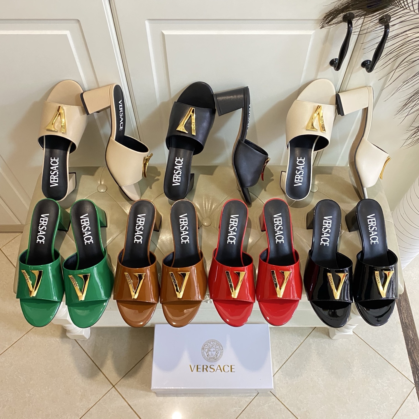 NO:681303,Rubber sole (custom-made leather sole), new Versace VERSACE, patent leather/cowhide surface, sheepskin lining, sizes 35-41 (custom-made sizes 42 and 43 are non-refundable), split-toe shoes, versace, versace, cowhide, sheepskin19860909橡胶底(真皮底定做),范思哲VERSACE新款,漆皮/牛皮面,羊皮里,35-41码(42,43码定做不退换),分趾鞋,versace,versace,cowhide,sheepskin,Women's Shoes