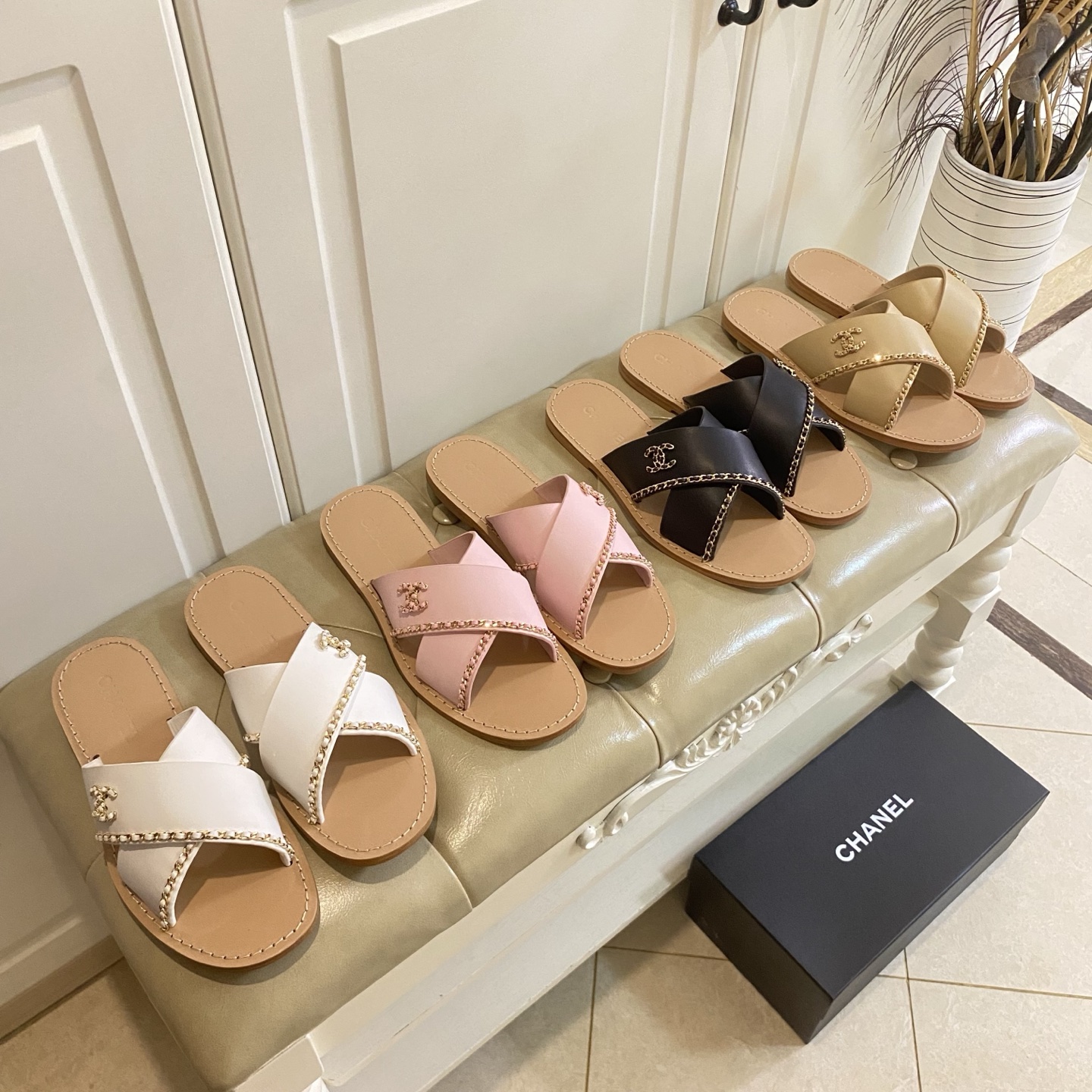 NO:681290,, Chanel CHANEL new cross slippers, cowhide surface, sheepskin lining, leather outsole, size 35-40 (size 41 can be customized and non-returnable), slippers, chanel, chanel, slippers, cowhide, sheepskin, Leather soles19860909,香奈儿CHANEL新款交叉拖,牛皮面,羊皮里,真皮大底,35-40码(41码可定做不退换),拖鞋,chanel,chanel,slippers,cowhide,sheepskin,Leather soles,Women's Shoes