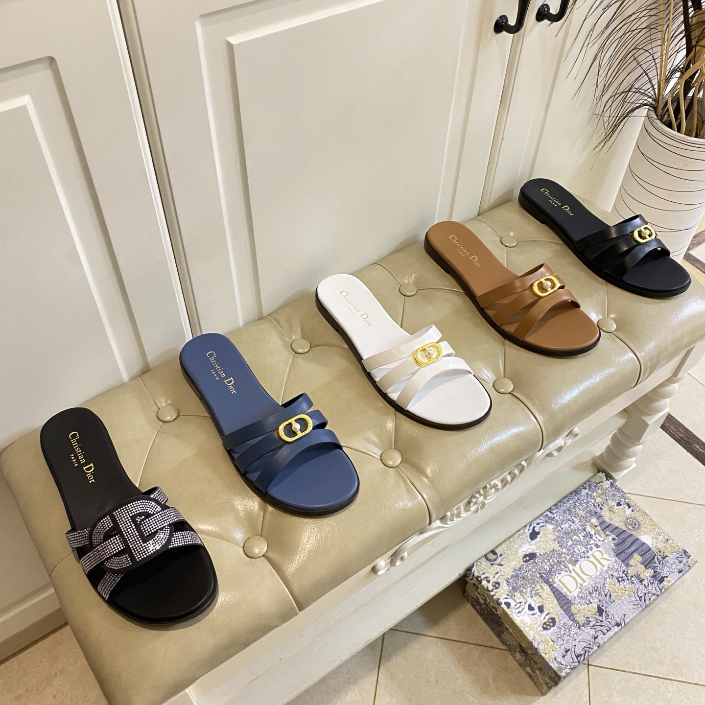 NO:681282,Rubber sole, genuine leather sole, diamond surface plus 10, new Dior slippers, cowhide surface, sheepskin lining, size 35-43, slippers, dior, dior, slippers, cowhide, sheepskin19860909橡胶底,真皮底,钻面加10,迪奥Dior新款拖鞋,牛皮面,羊皮里,35-43码的,拖鞋,dior,dior,slippers,cowhide,sheepskin,Women's Shoes