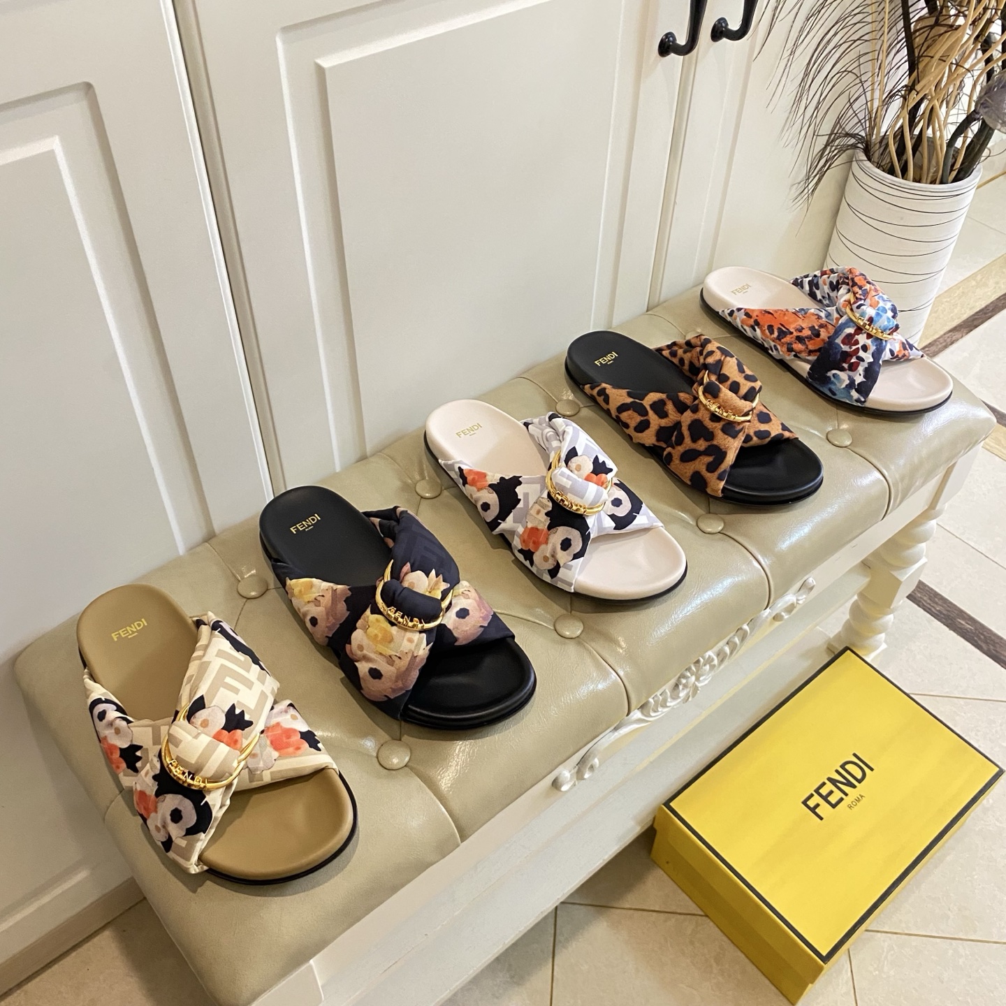 NO:681264,, Fendi Fendi's new slippers, original customized floral fabric, original private model outsole, 35-40 yards (41 yards are custom-made and cannot be returned or exchanged), slippers, fendi, fendi, slippers19860909,芬迪Fendi新款拖鞋,原版定制花布,原版私模大底,35-40码(41码定做不退换),拖鞋,fendi,fendi,slippers,Women's Shoes