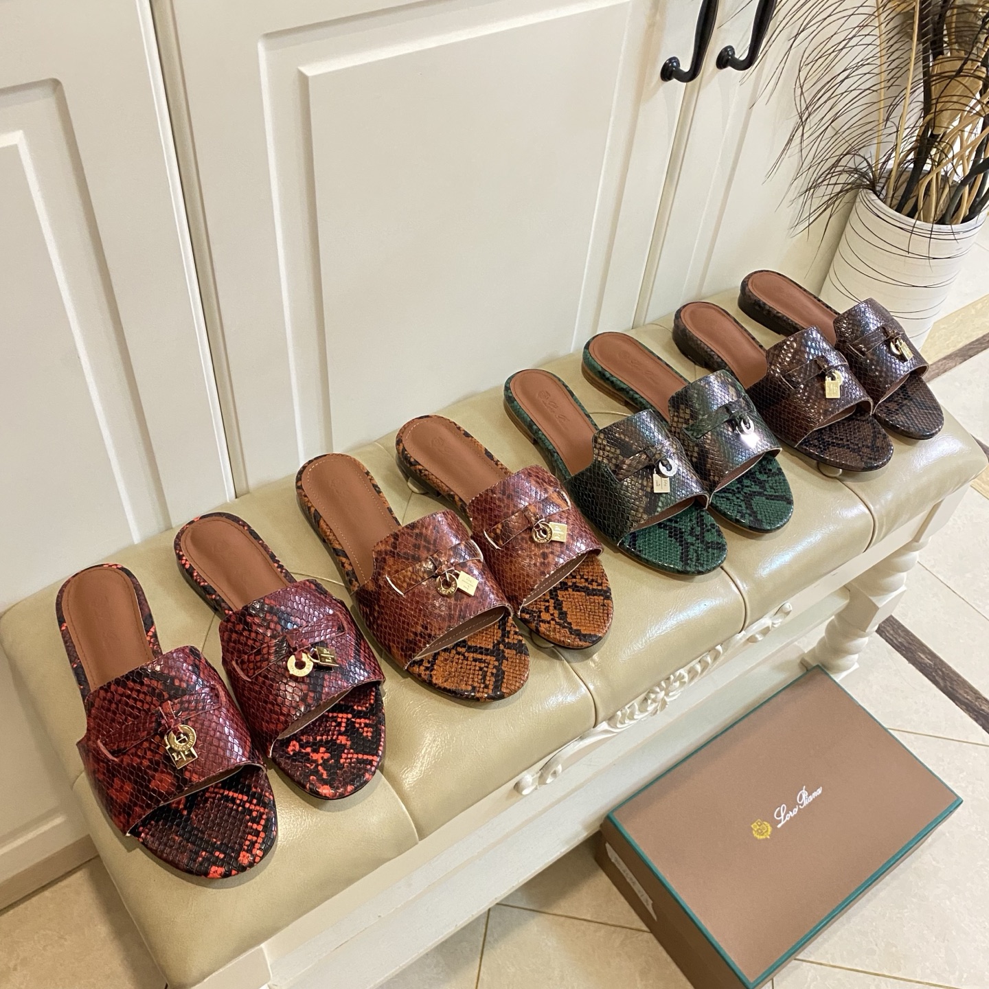 NO:681281,Unbeatable flat sole, medium heel (5.5cm), high-end quality, Loro Piana new slippers, cowhide snake pattern/sheep Beijing/cowhide ostrich pattern surface, mixed sheep silk lining, genuine leather outsole, 35-42 sizes (43, 44 sizes are custom-made and non-refundable), slippers, loro piana, slippers, cowhide, sheep, Leather soles19860909出不价平底,中跟(5.5cm),高端品质,诺悠翩雅Loro Piana 新款拖鞋,牛皮蛇纹/羊京/牛皮鸵鸟纹面,混种羊丝绸内里,真皮大底,35-42码(43,44码定做不退换),拖鞋,loro piana,slippers,cowhide,sheep,Leather soles,Women's Shoes