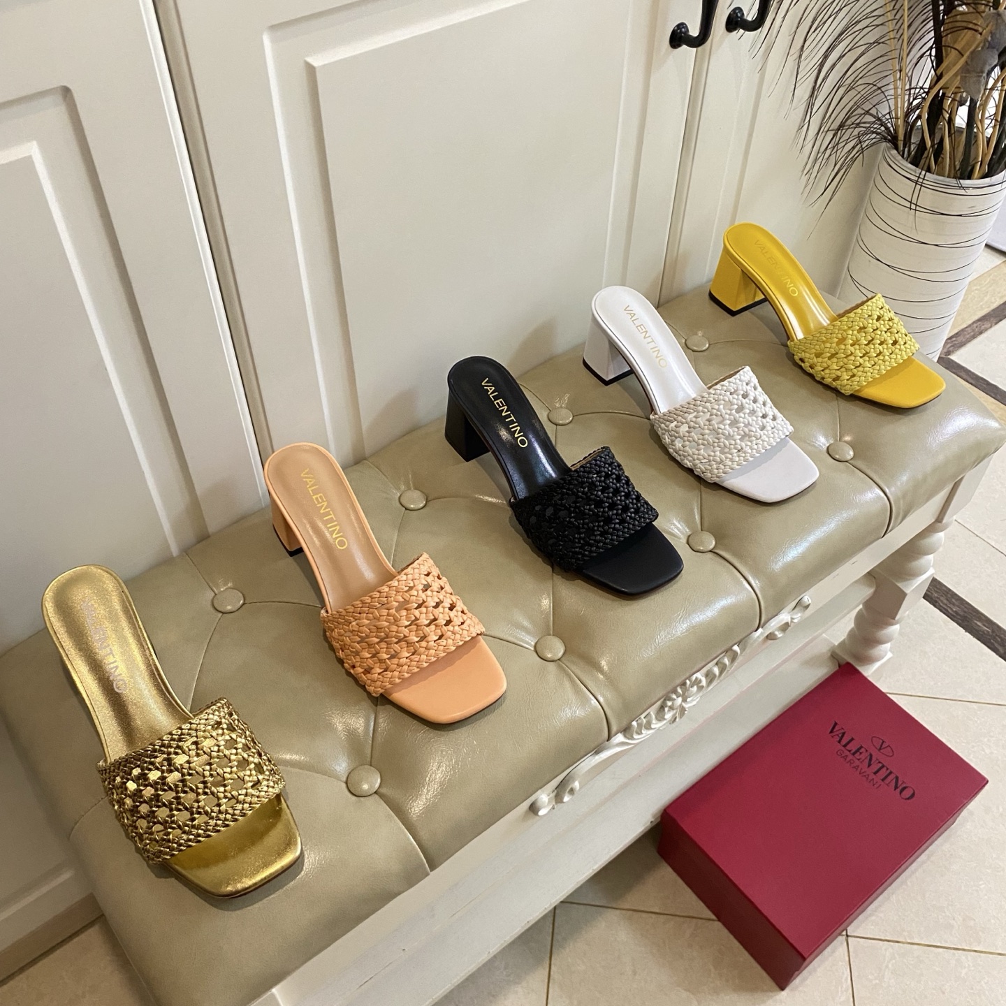 NO:681269,Rubber outsole, leather outsole, new Valentino slippers, woven surface, heel height 6.5cm, sizes 35-40 (41, 42 sizes are custom-made and non-refundable), slippers, valentino, valentino, slippers, Leather soles19860909橡胶大底,真皮大底,华伦天奴Valentino新款拖鞋,编织面,跟高6.5cm,35-40码(41,42码定做不退换),拖鞋,valentino,valentino,slippers,Leather soles,Women's Shoes